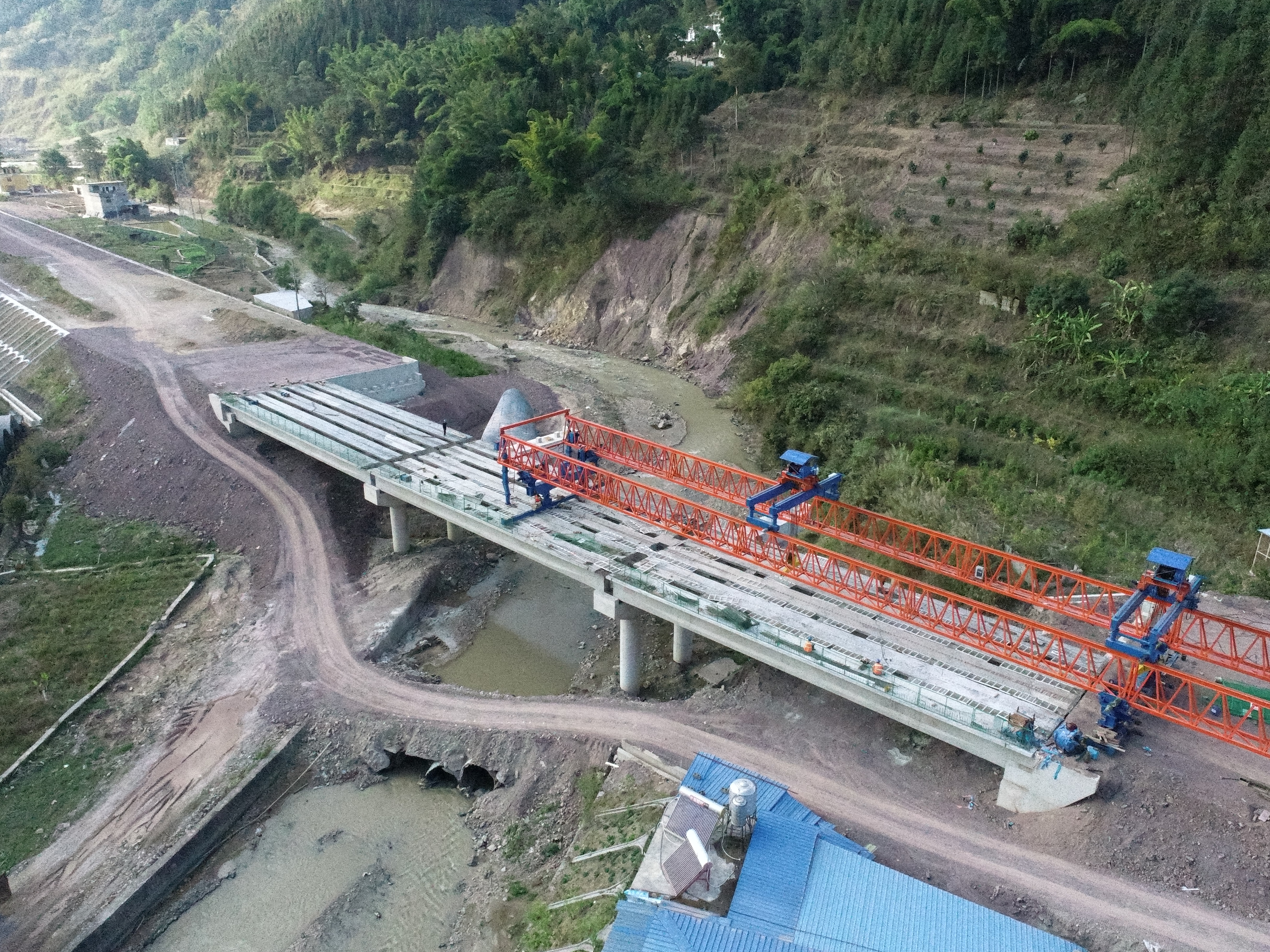 元绿高速十分部左幅T梁全部架设完成