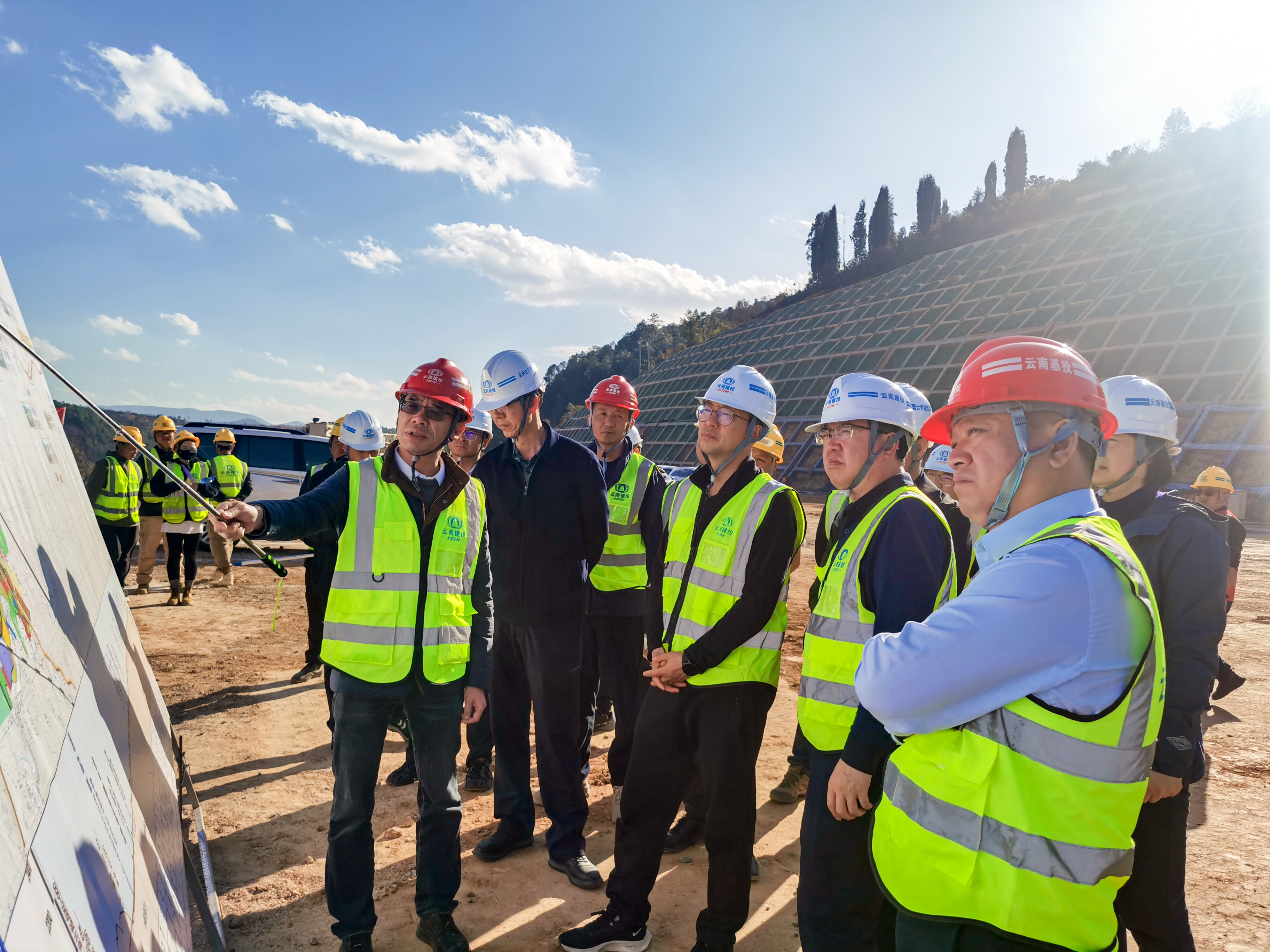 陈宙翔调研玉溪片区重点项目 看望慰问一线干部职工