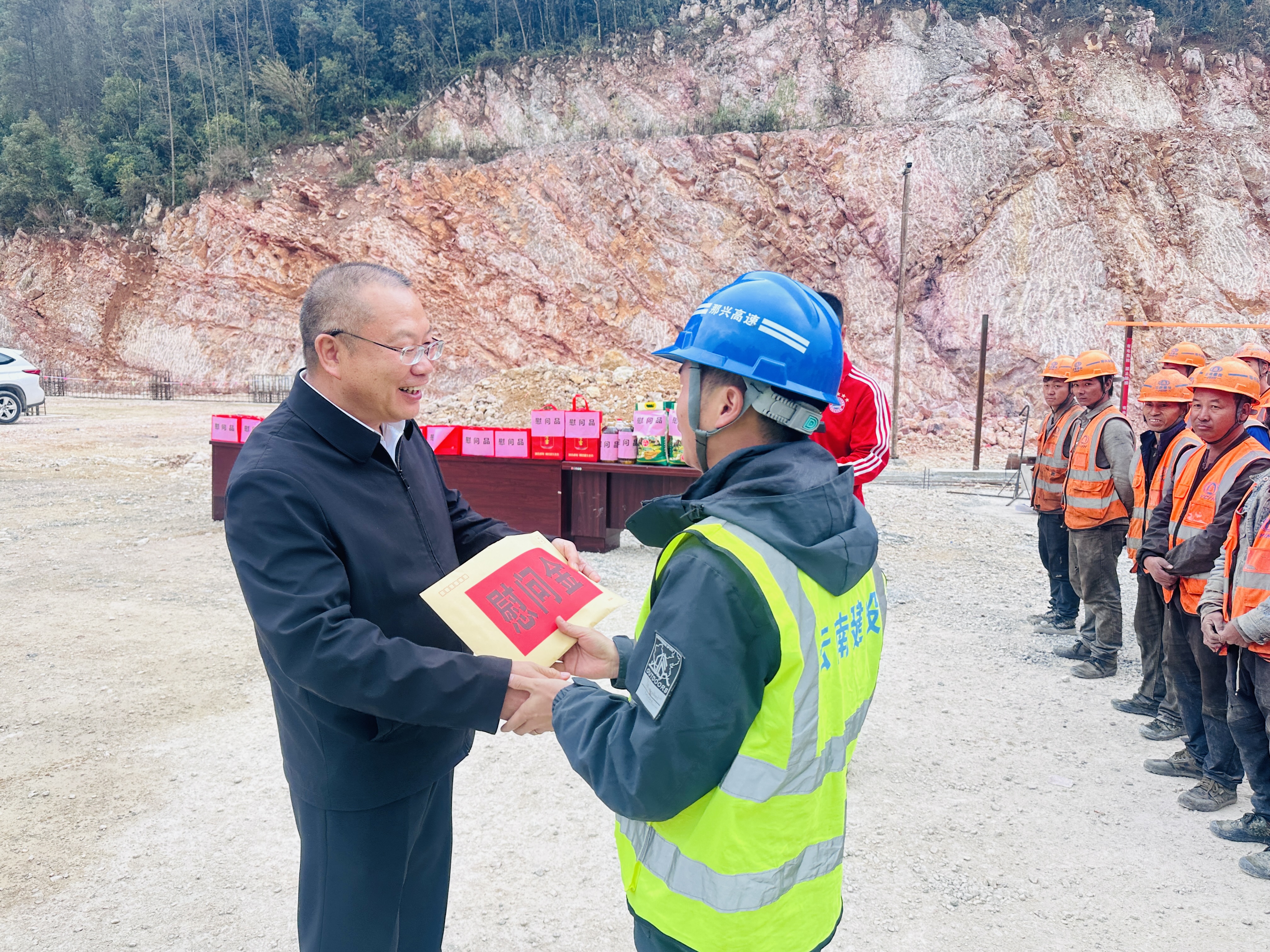 文山州副州长刀锦祥到那兴高速看望慰问项目建设者