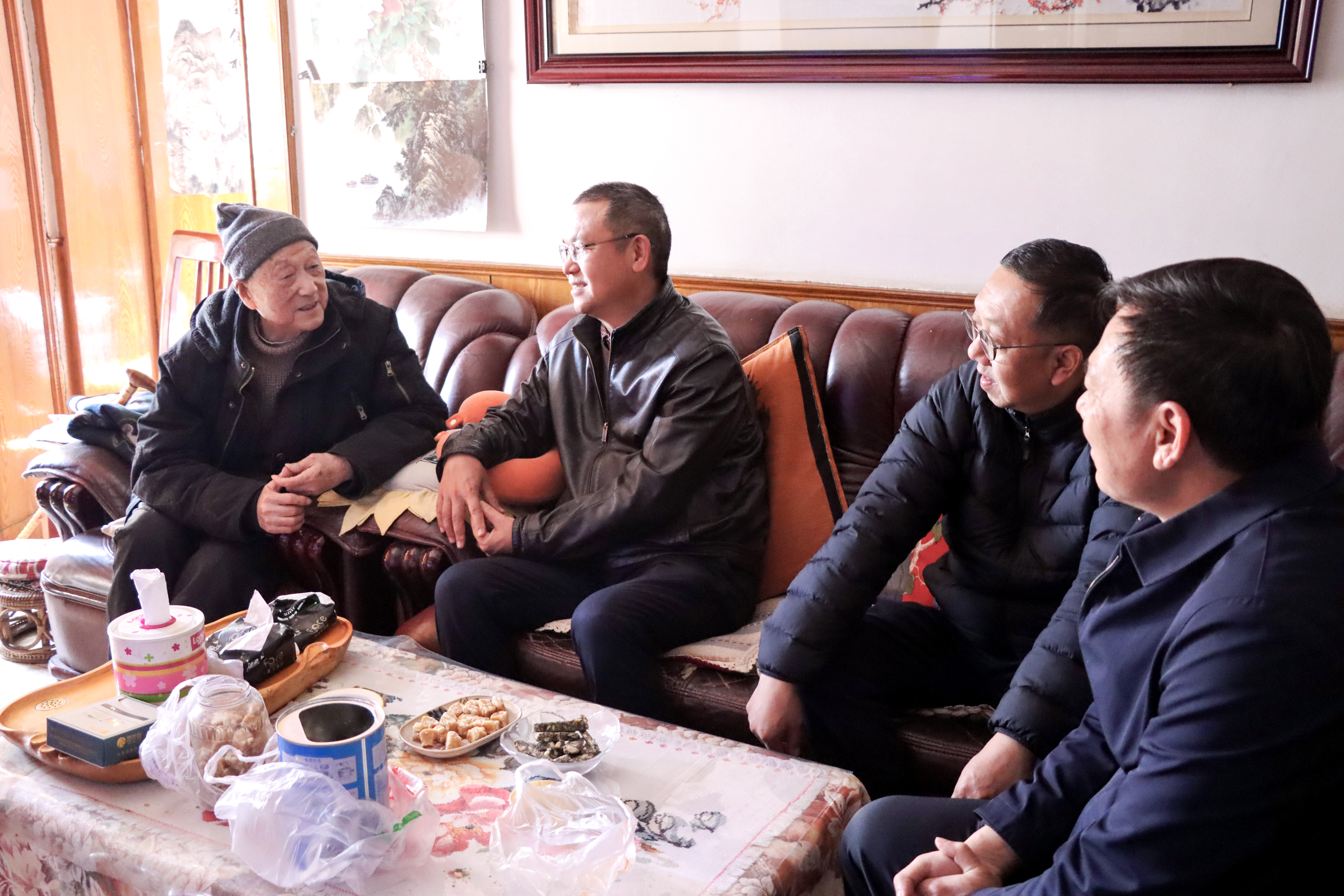 杨国文走访慰问世界杯足球比分老领导、困难党员和困难职工