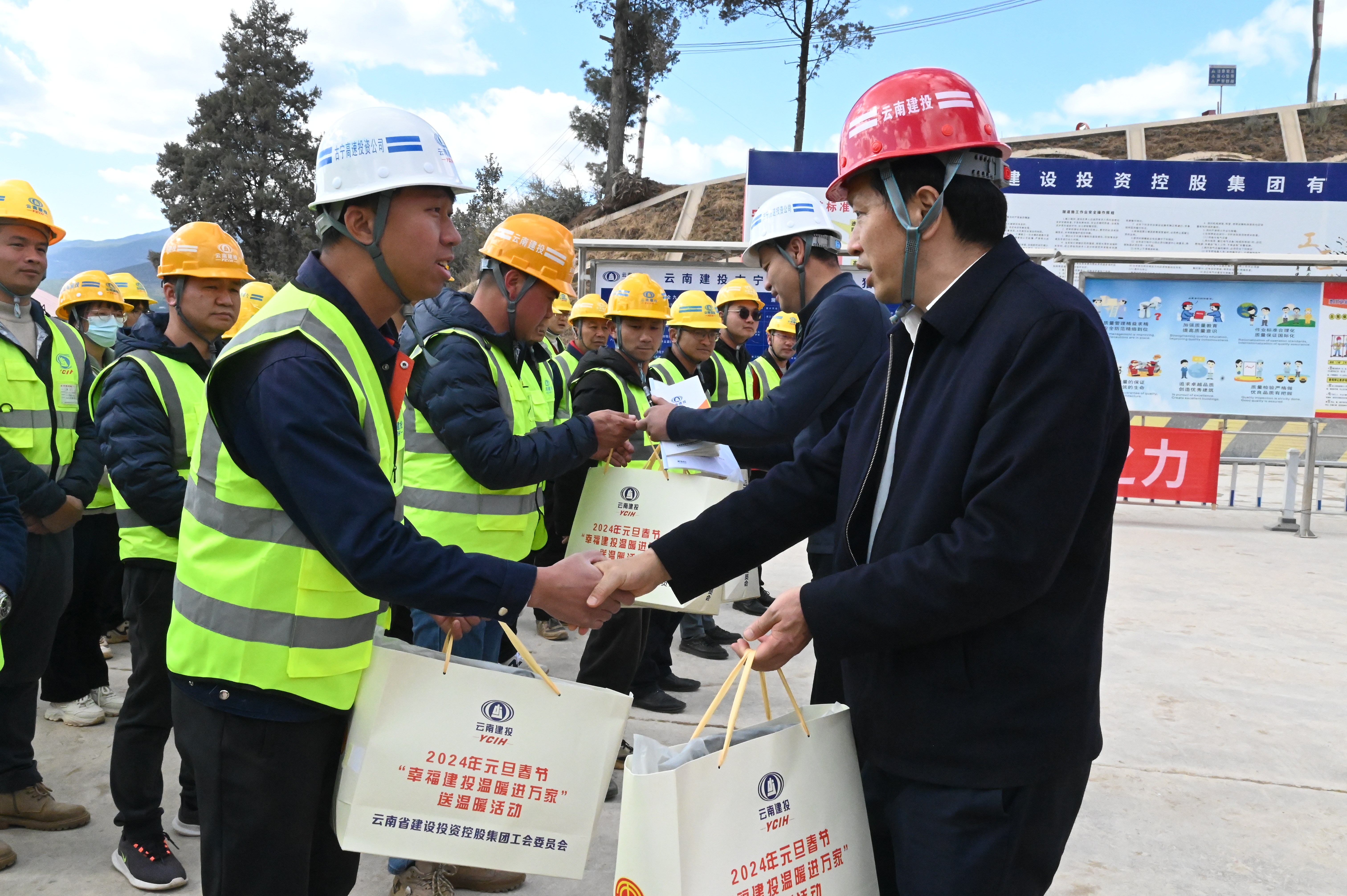 张鹏调研香丽高速、古宁高速项目 看望慰问一线干部职工