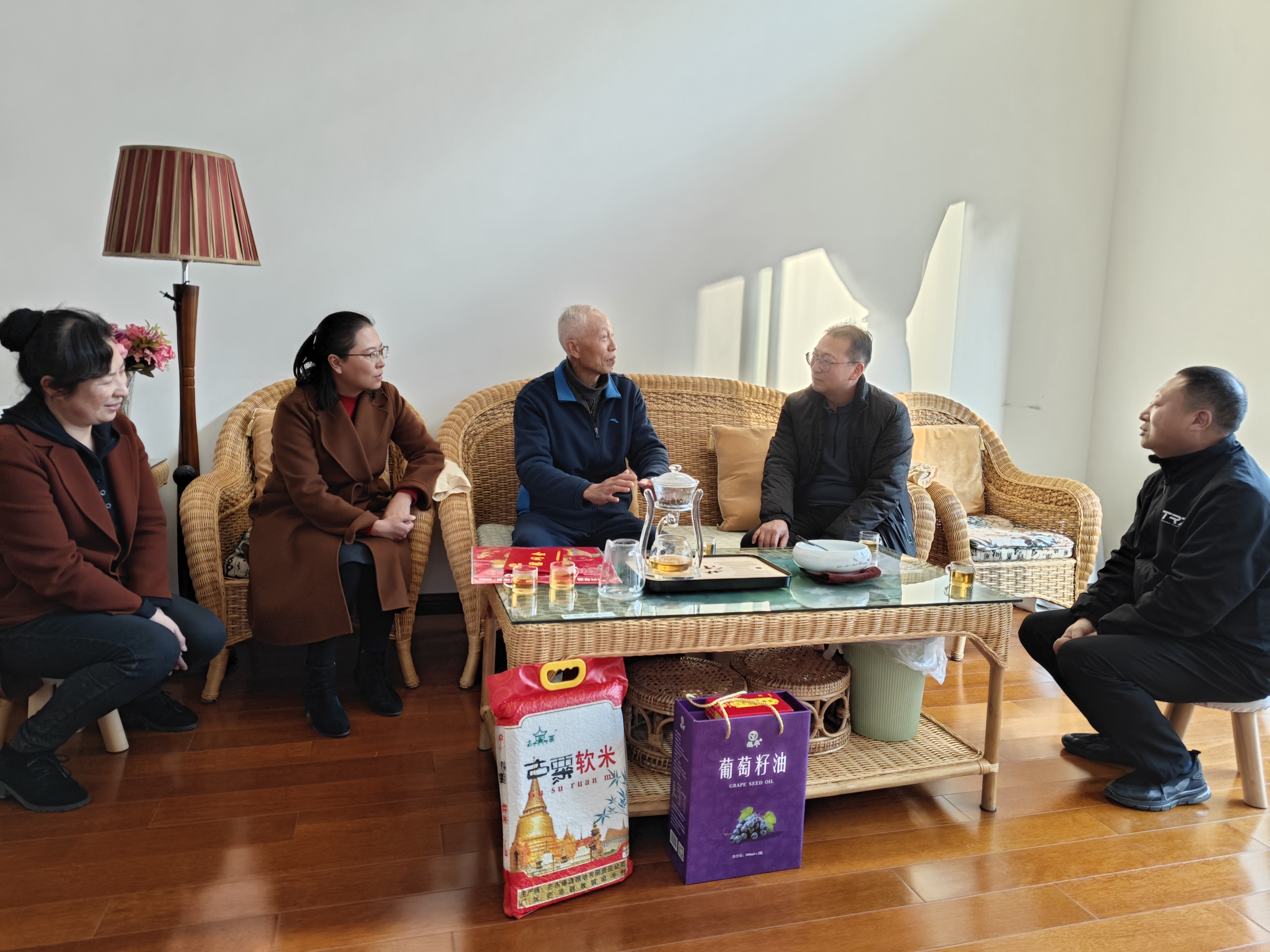 陈宙翔走访慰问世界杯足球比分老领导和困难职工