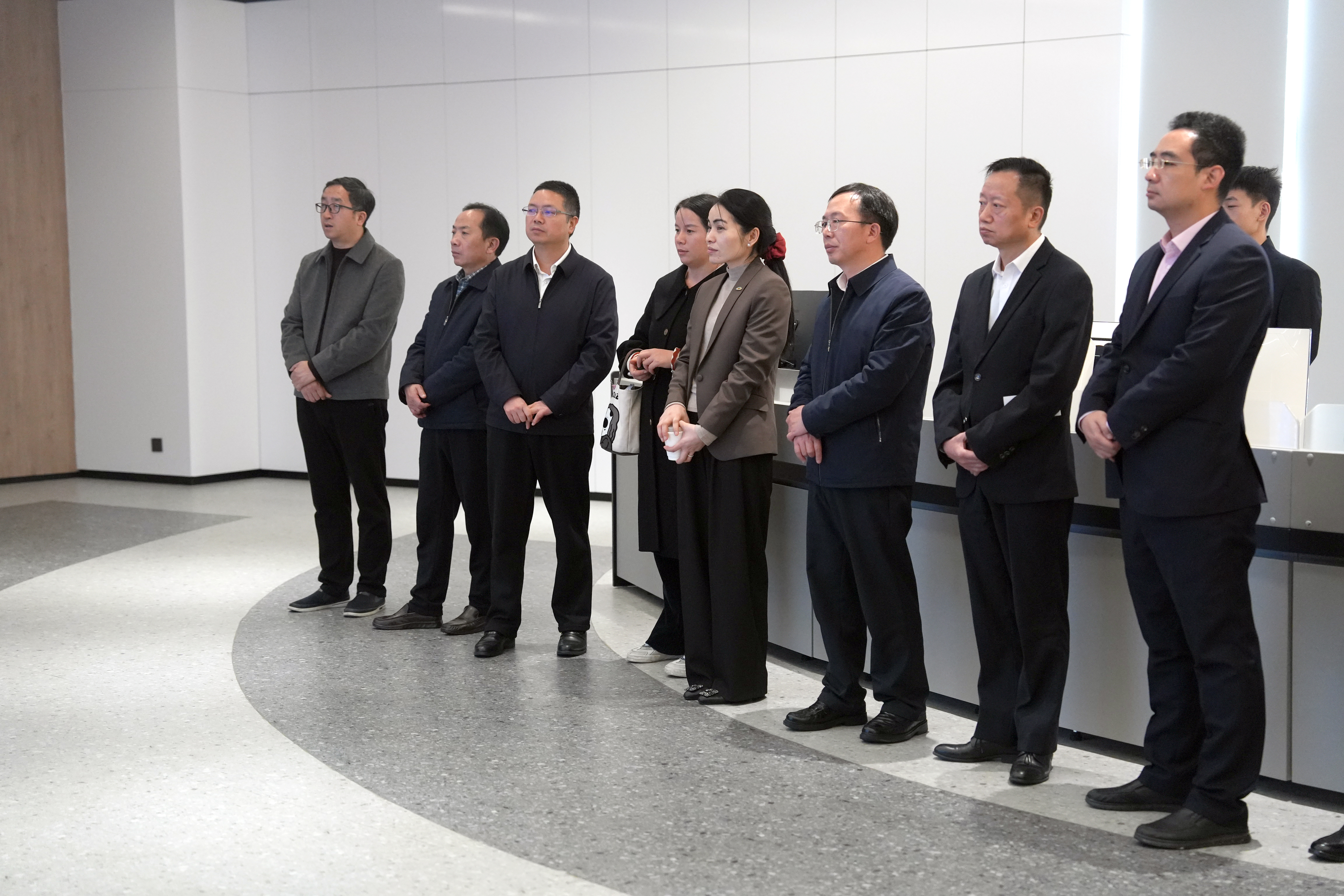 老挝公共工程与运输部代表团到访世界杯足球网