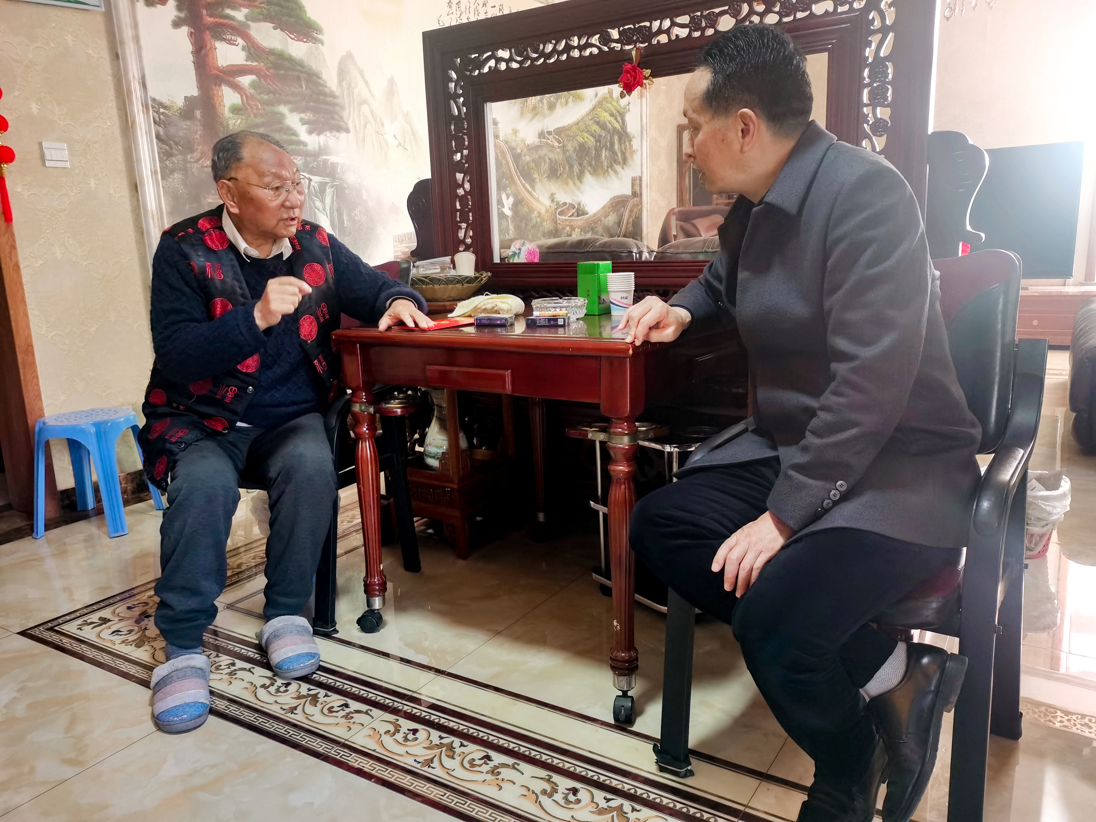 张鹏走访慰问世界杯足球网老领导、困难党员和困难职工