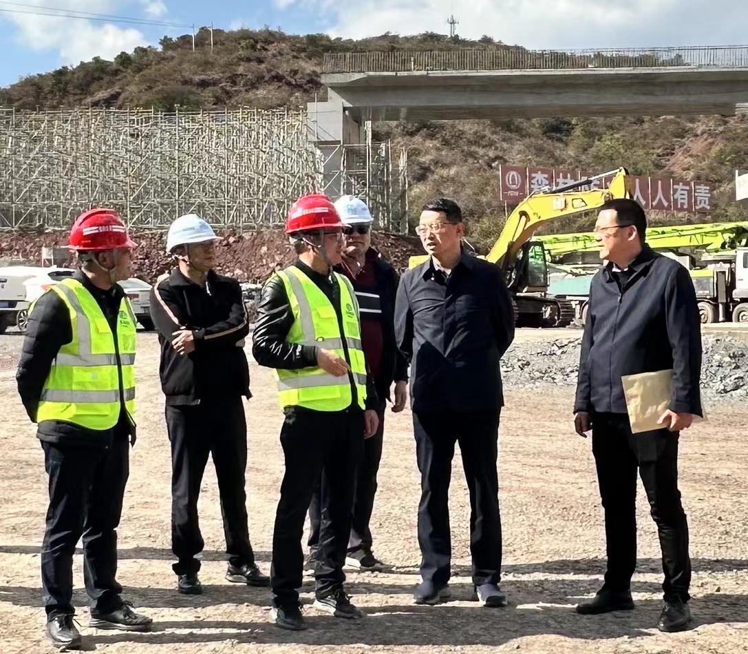 楚雄州常务副州长程鹏调研楚雄市东南绕城高速公路项目