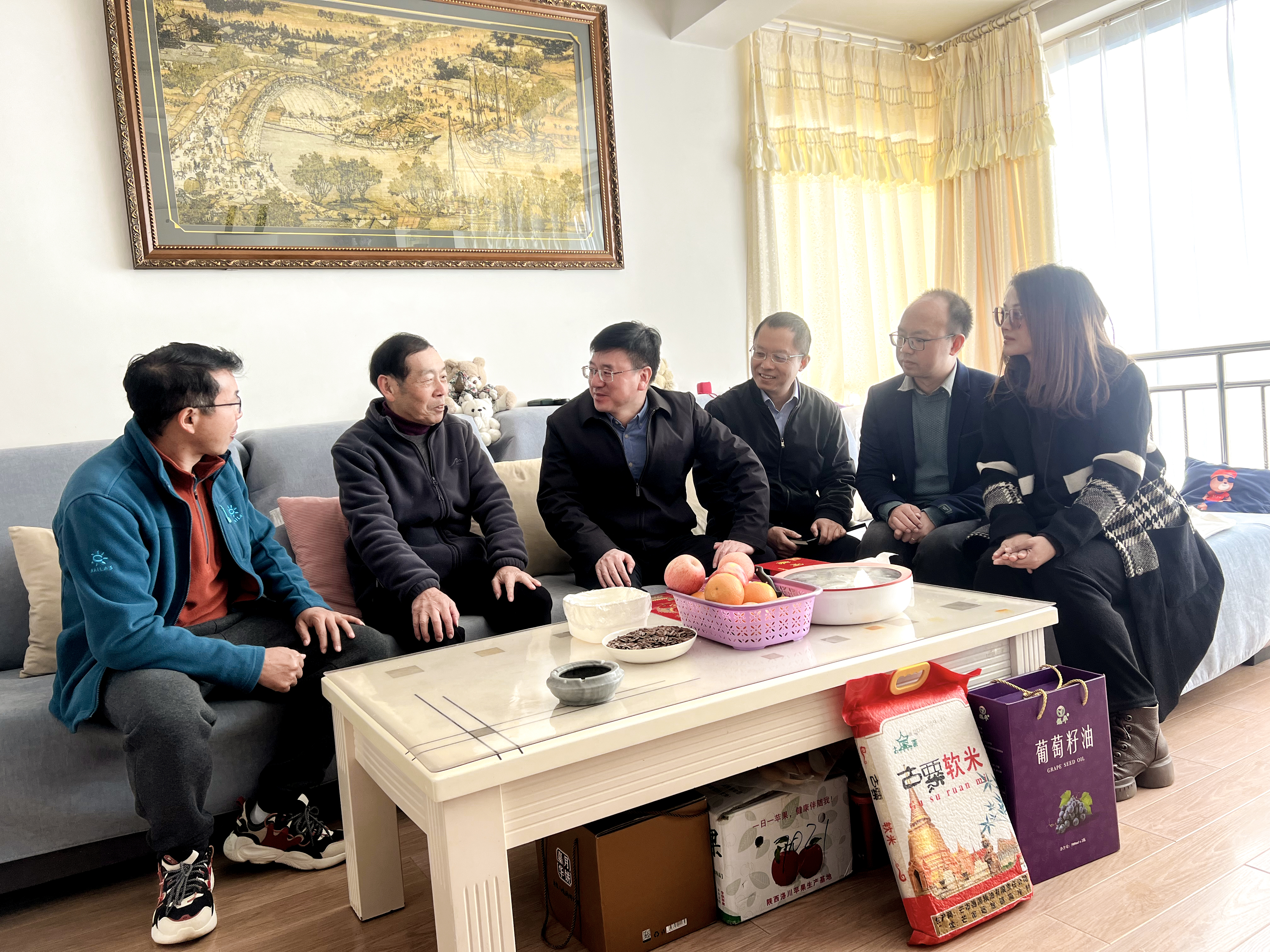 仝德刚走访慰问世界杯比分推荐老领导、困难党员和困难职工