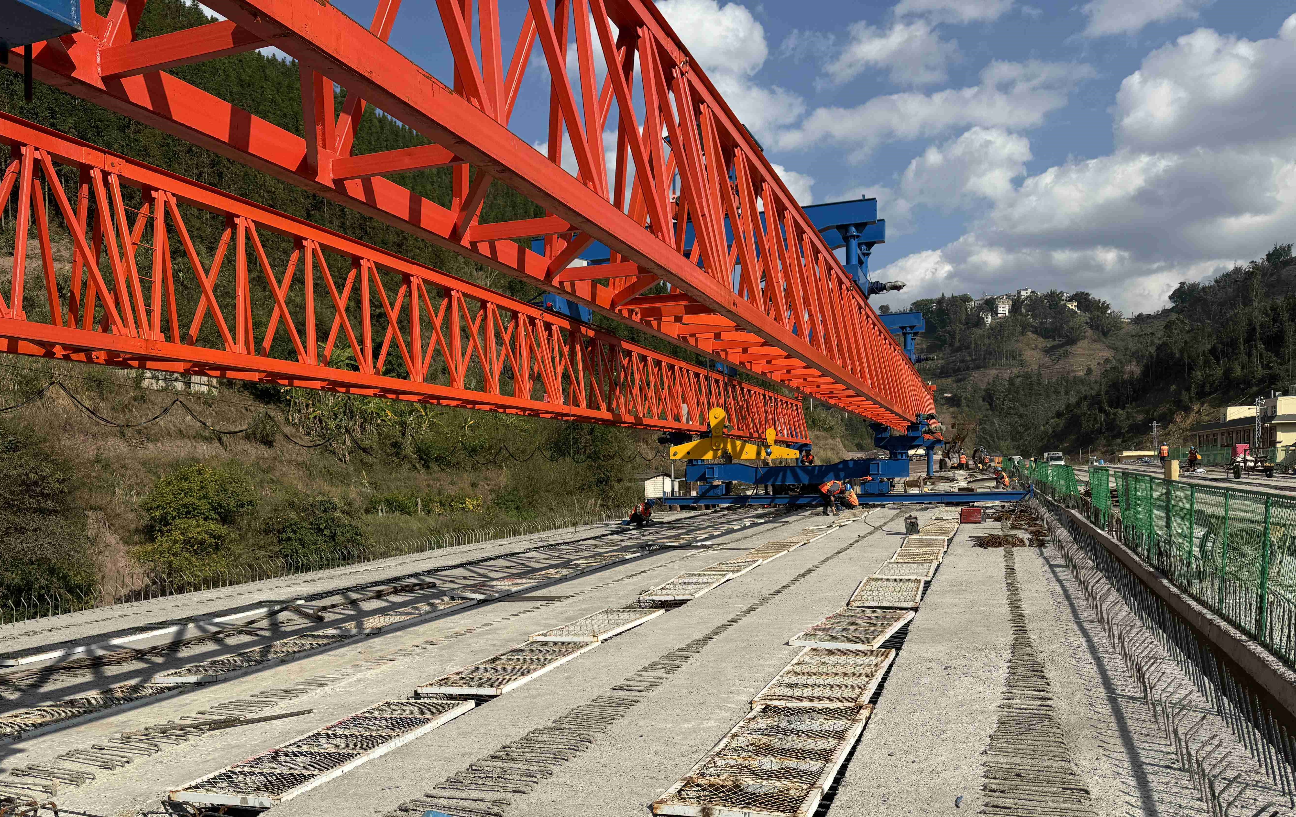 元绿高速迷克中桥全部T梁架设完成