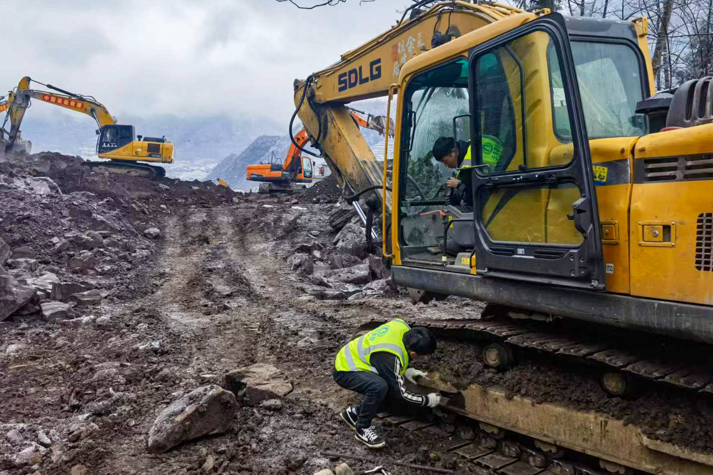 第一时间 迅速响应 世界杯官网合作平台全力参与镇雄山体滑坡灾害救援和善后安置