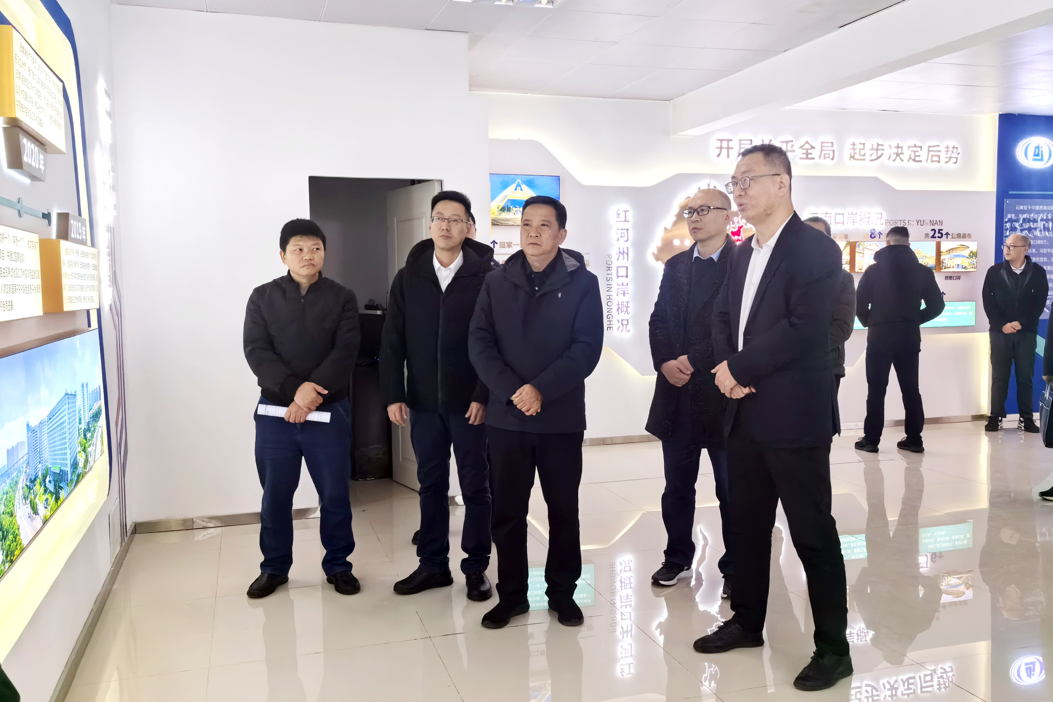 红河州委常委、政法委书记董万春调研坝洒监管区建设项目