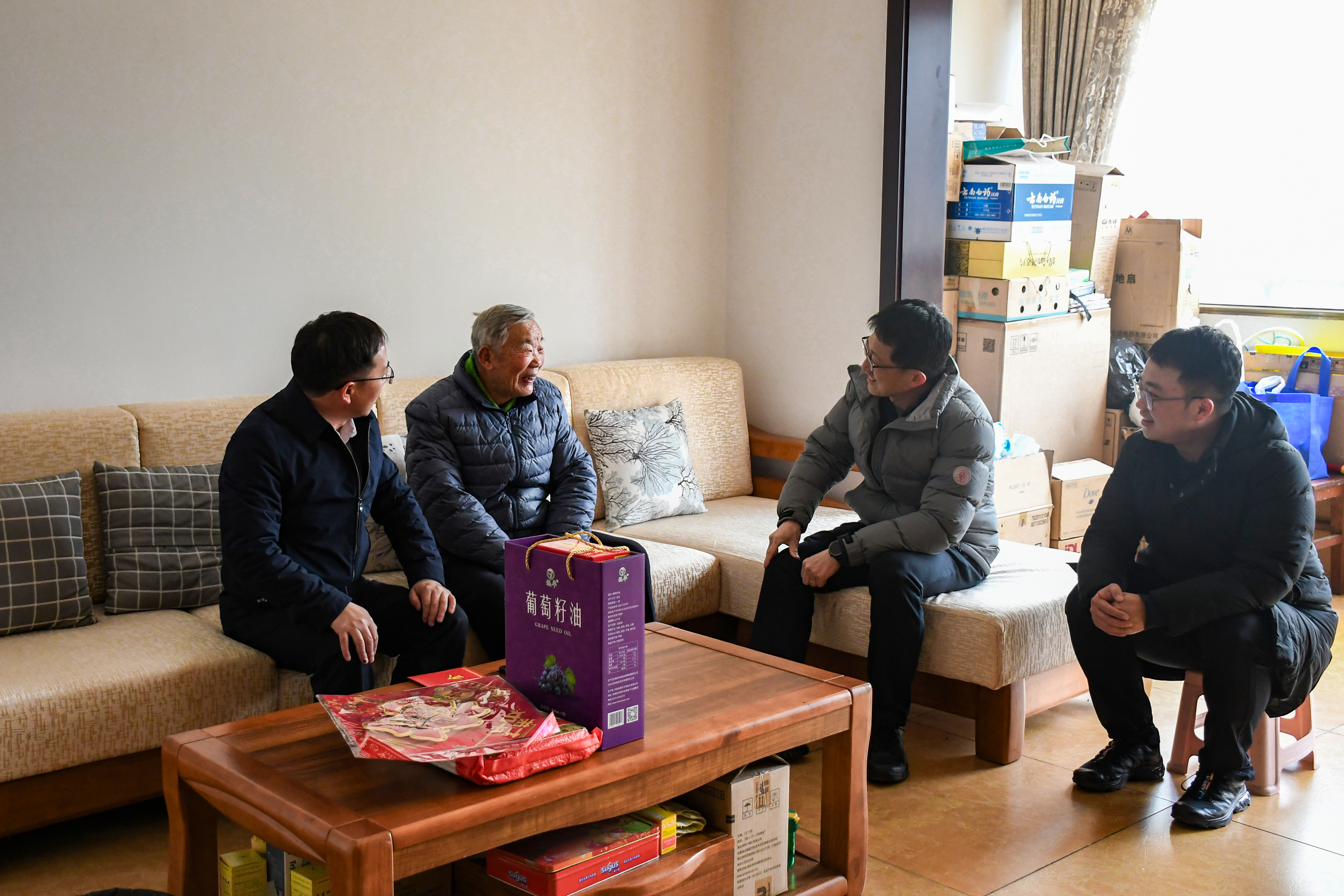 刘金荣走访慰问世界杯官网合作平台老领导、困难党员和困难职工