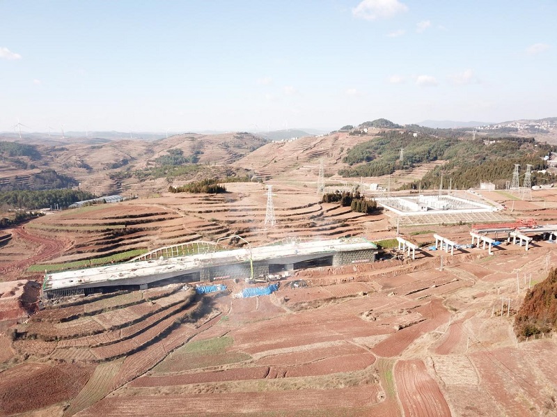 宣富高速上跨沪昆高铁多乐铺隧道立交桥首个现浇梁合龙