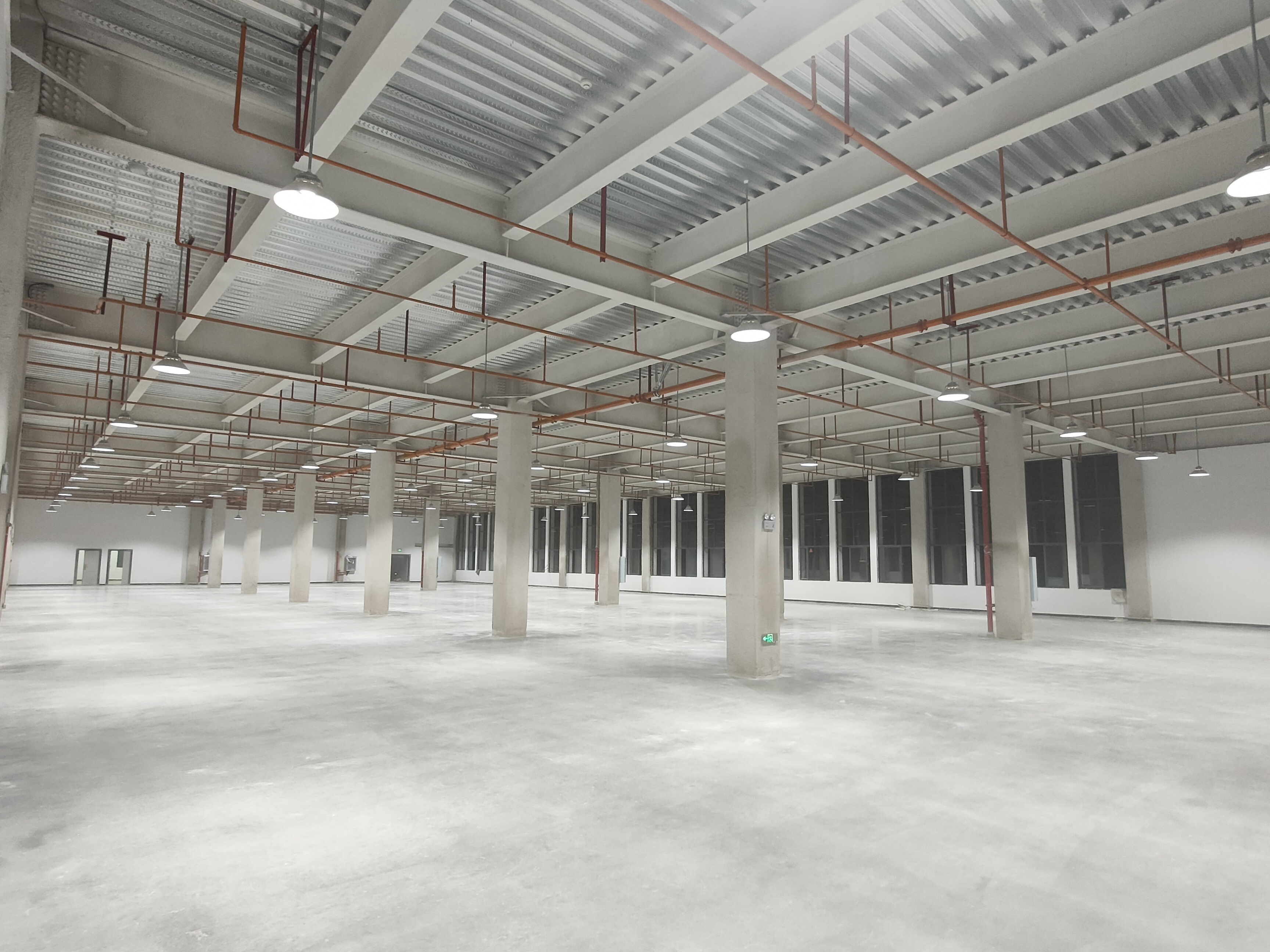 陇川章凤厂房三期建设项目第一标段正式通水通电