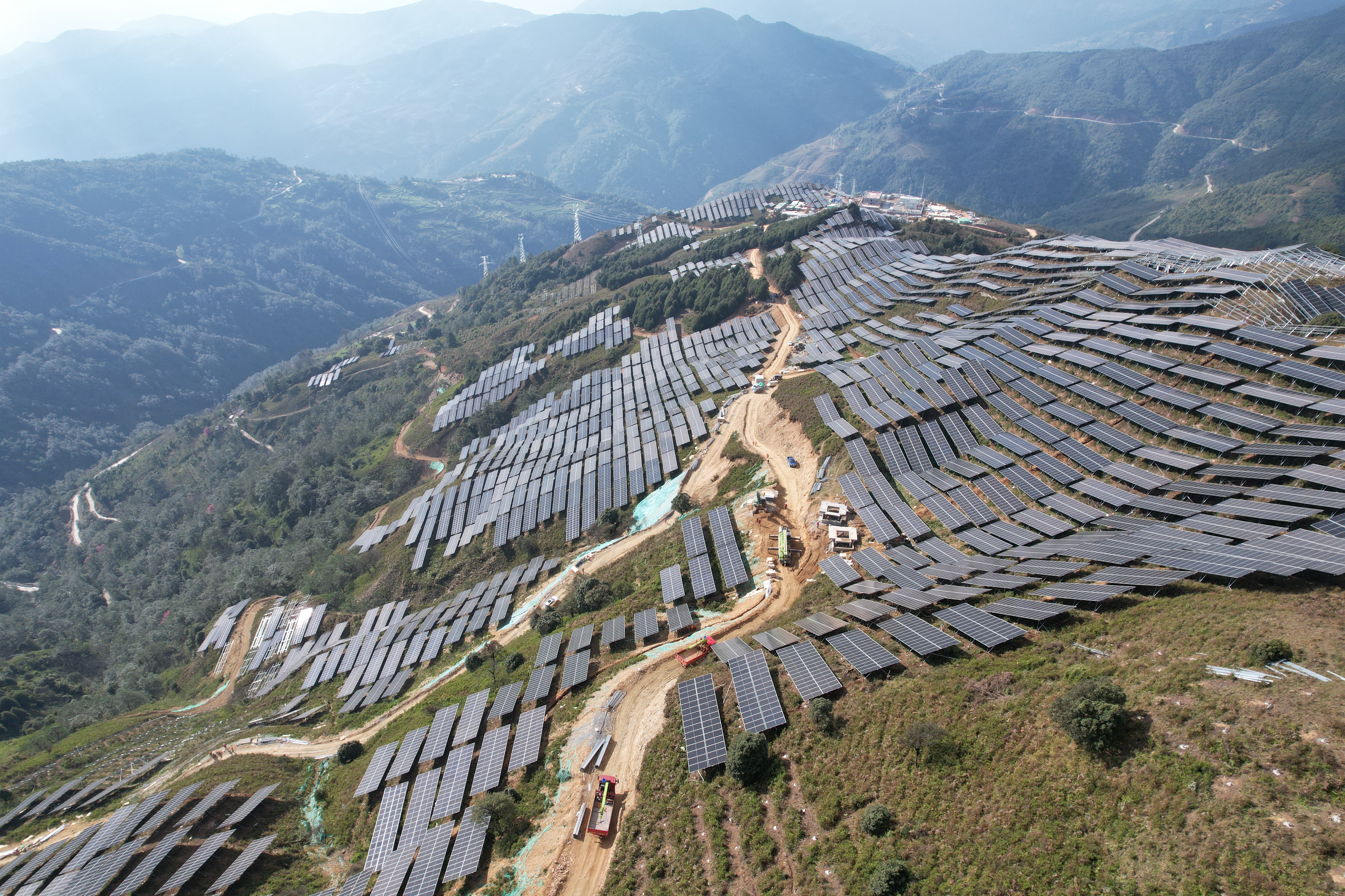 新平县平掌乡梭山光伏电站首批光伏方阵并网发电