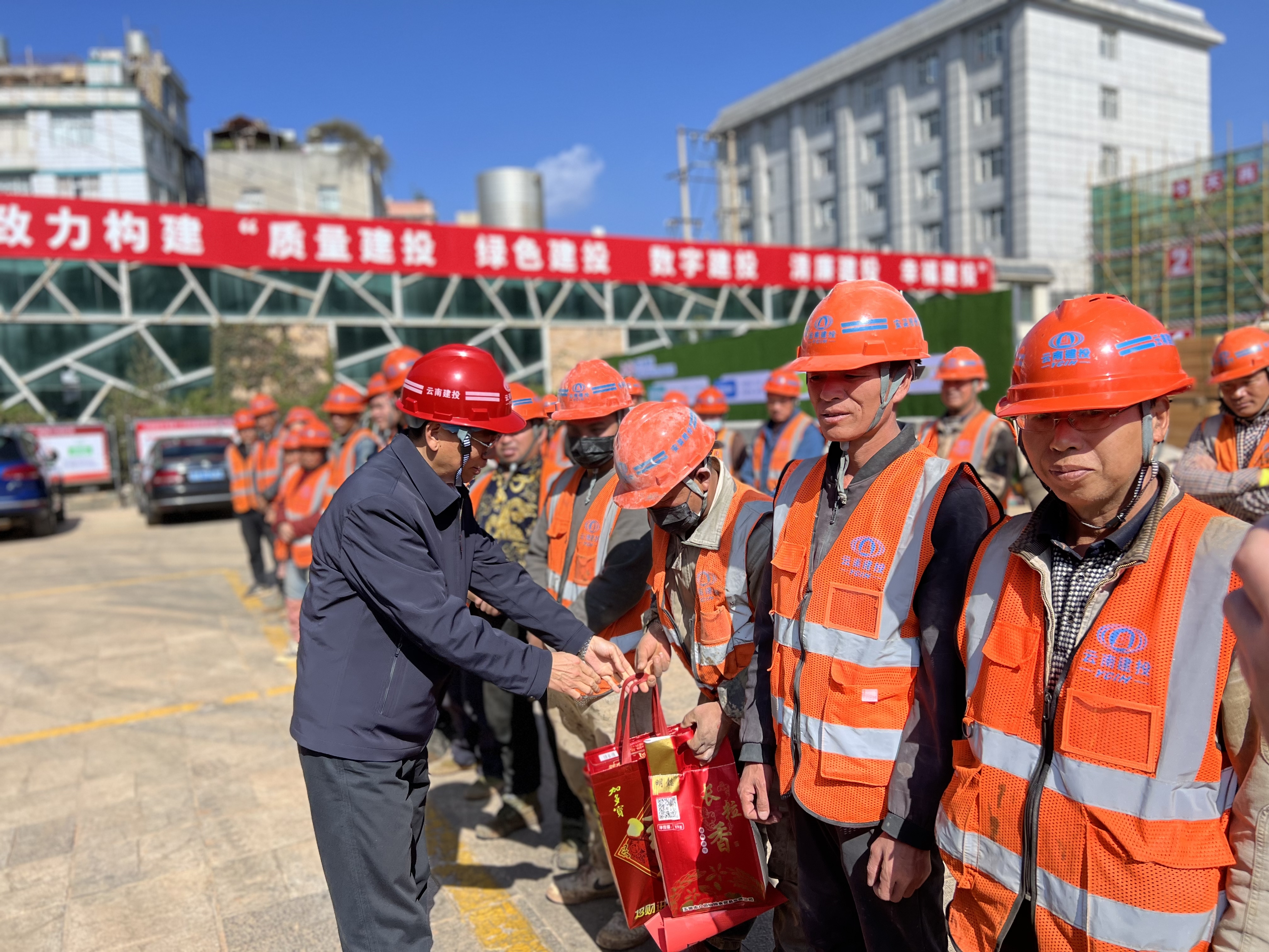 省人大常委会副秘书长尹显红一行到省人大综合楼修缮项目看望慰问一线干部职工