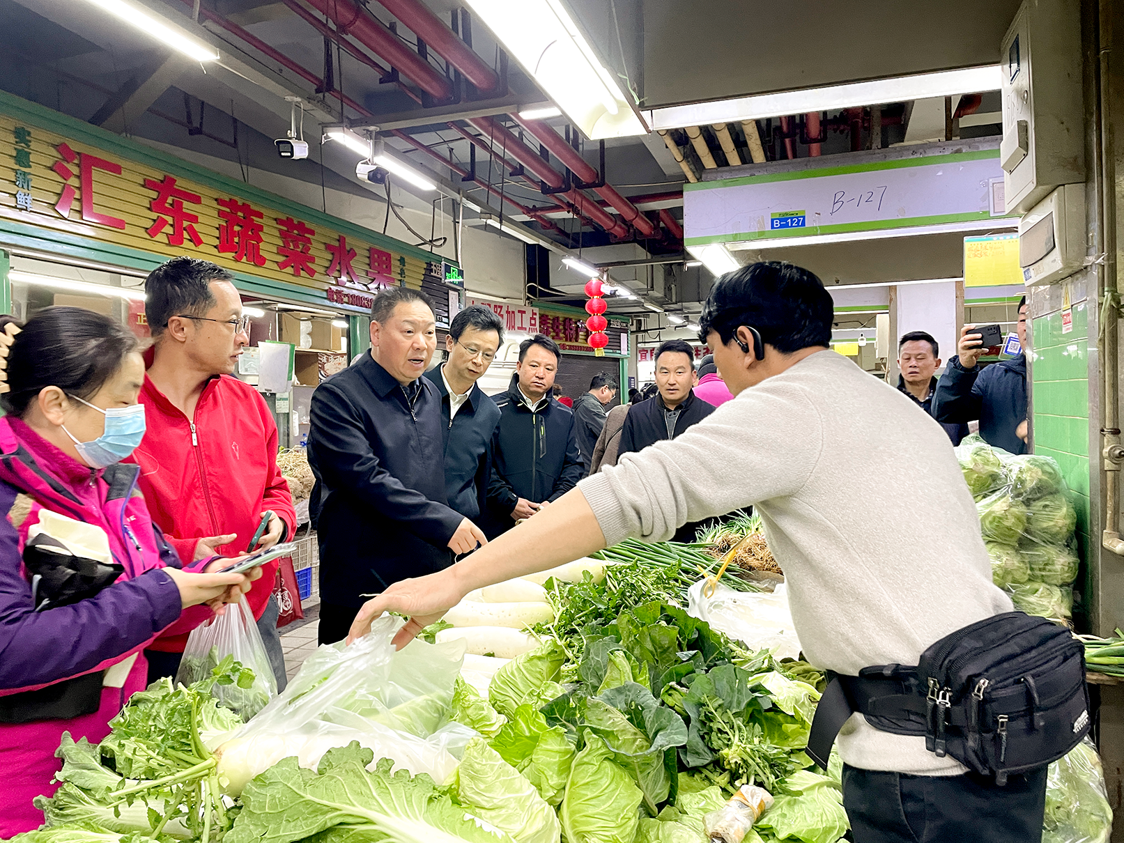 保供稳价 服务民生 陈祖军调研五里多农博广场、五里多大商汇菜市 看望慰问干部职工