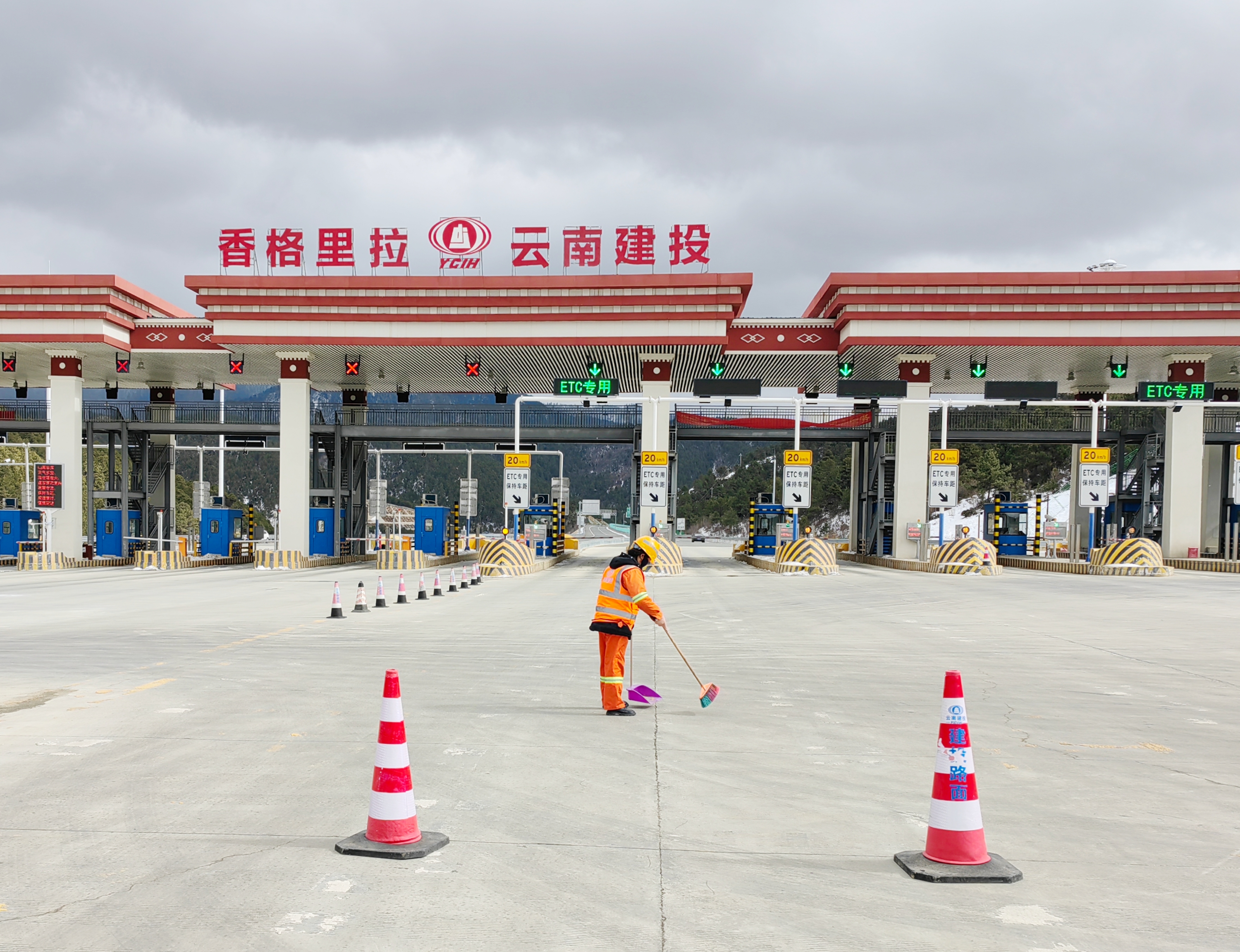 新春坚守“不打烊” 路面养护人诠释别样“年味”