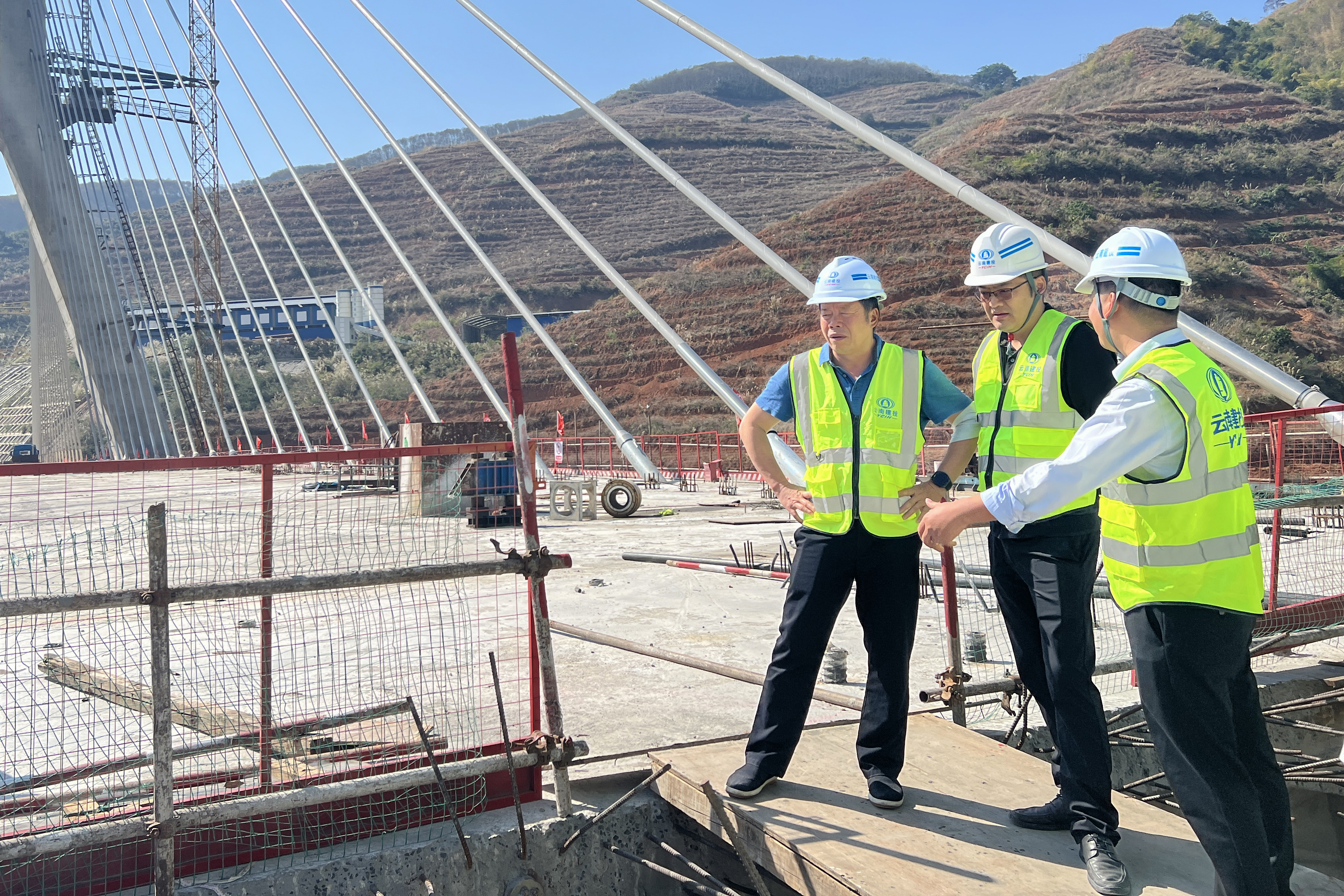 西双版纳州人大常委会副主任刘俊杰调研神秘谷澜沧江大桥项目