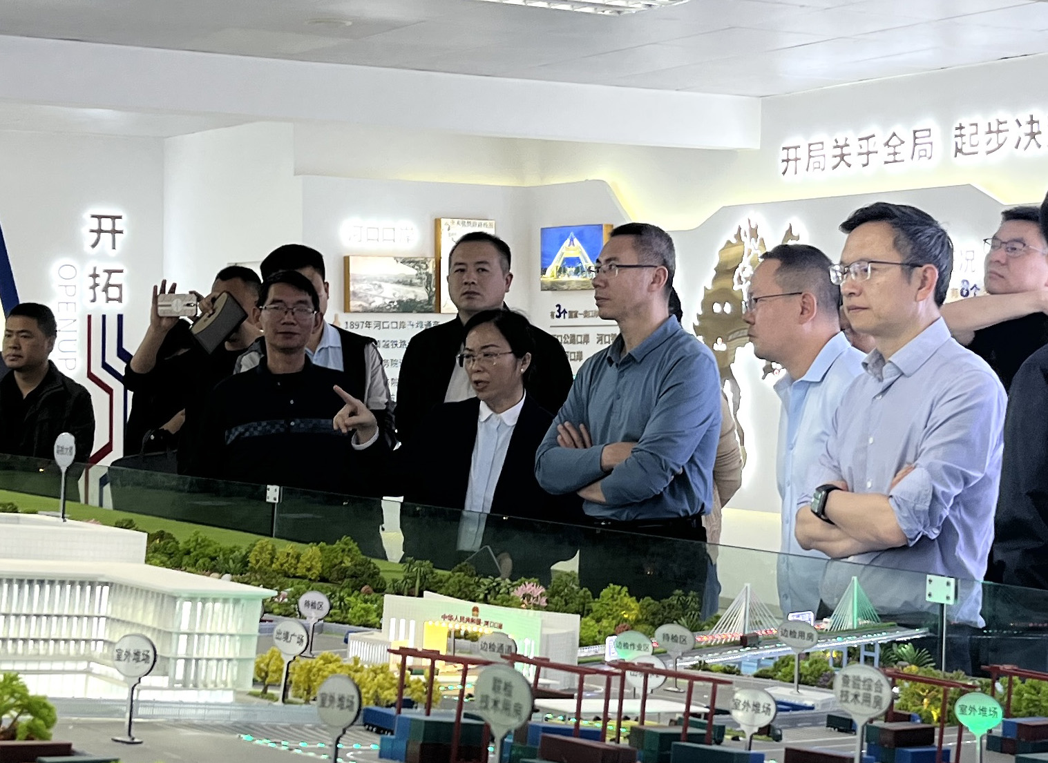 省外事办党组书记、主任张士金，红河州委书记赵瑞君先后到坝洒监管区项目调研