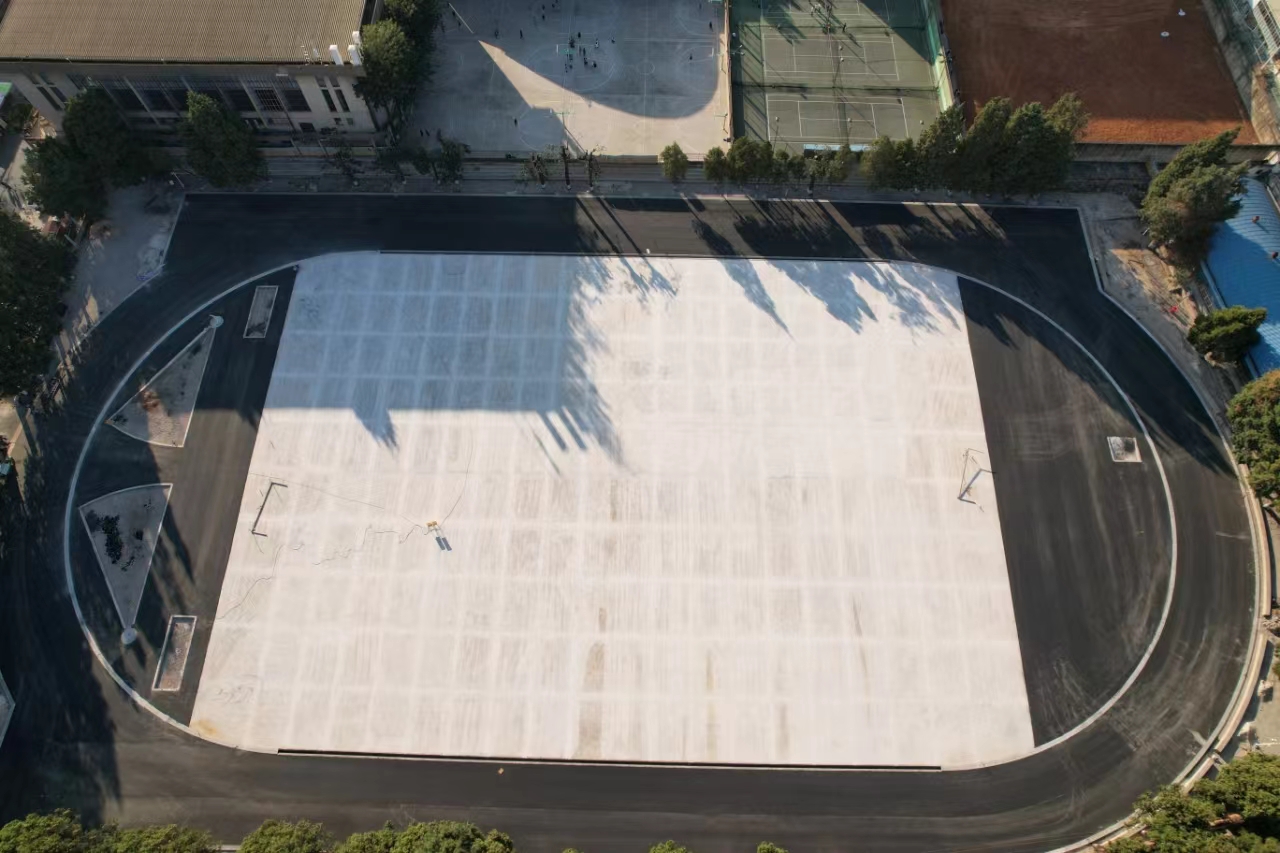 昆明理工大学副校长吴涛到昆理工莲华校区体育场修缮项目调研