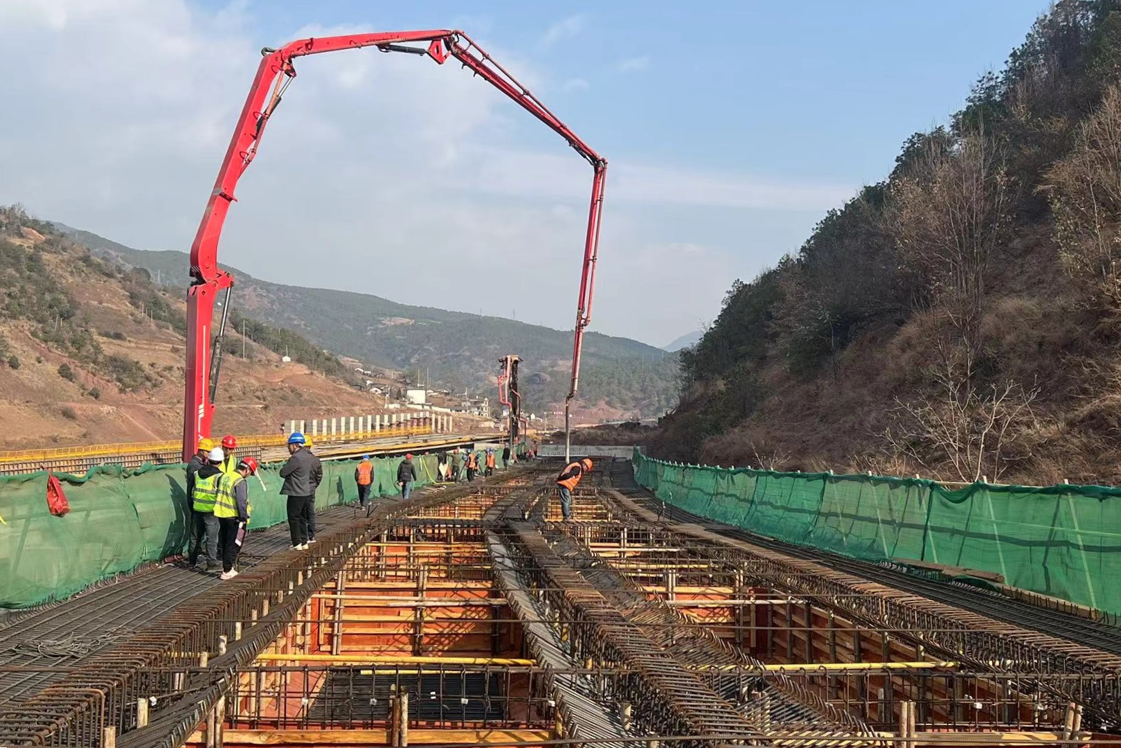 云兰高速白石互通首联现浇梁顺利浇筑完成