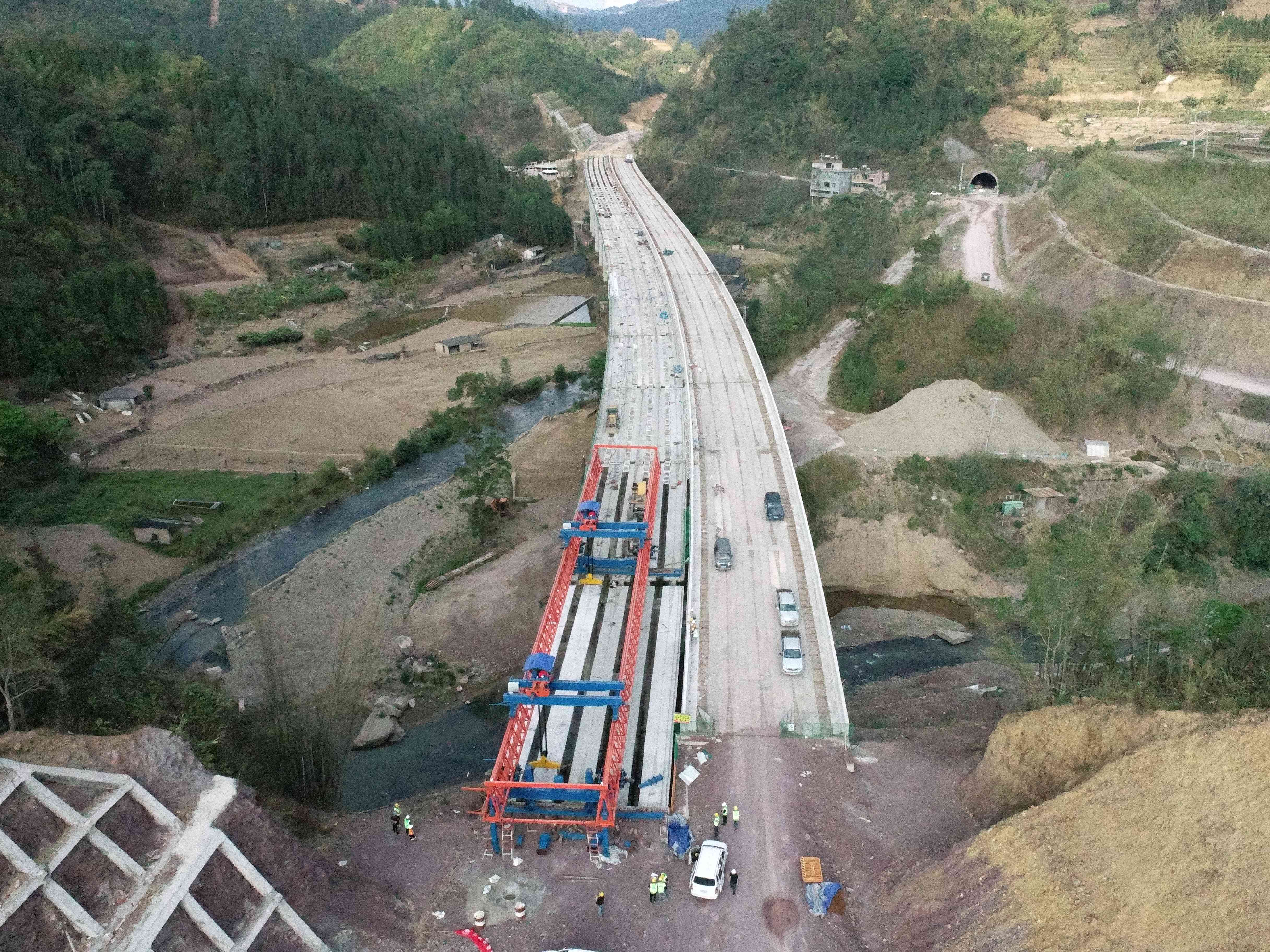 元绿高速土建十分部主线T梁全部架设完成