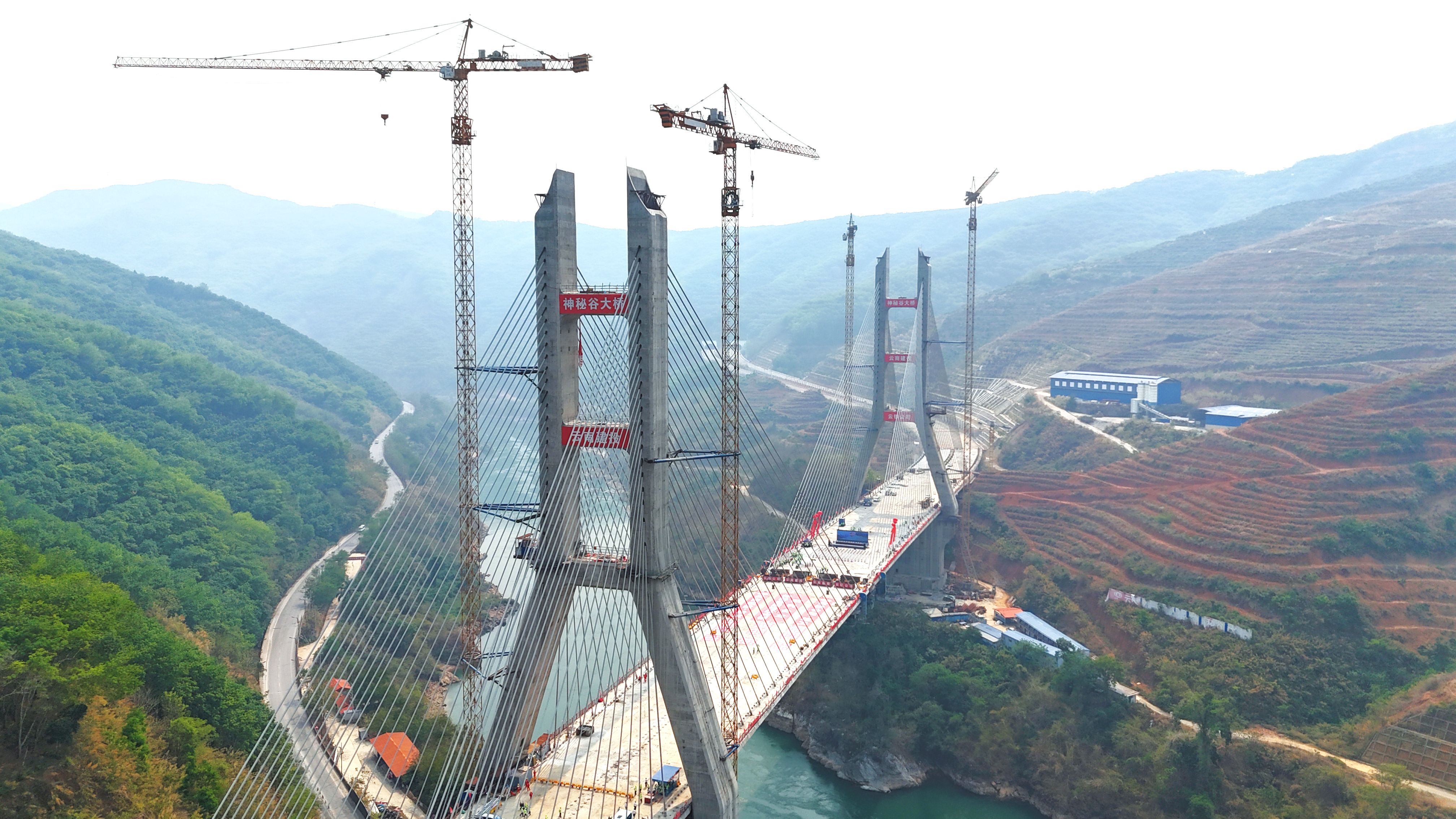 云南省最宽混凝土悬浇箱梁结构大桥！景洪神秘谷澜沧江大桥成功合龙