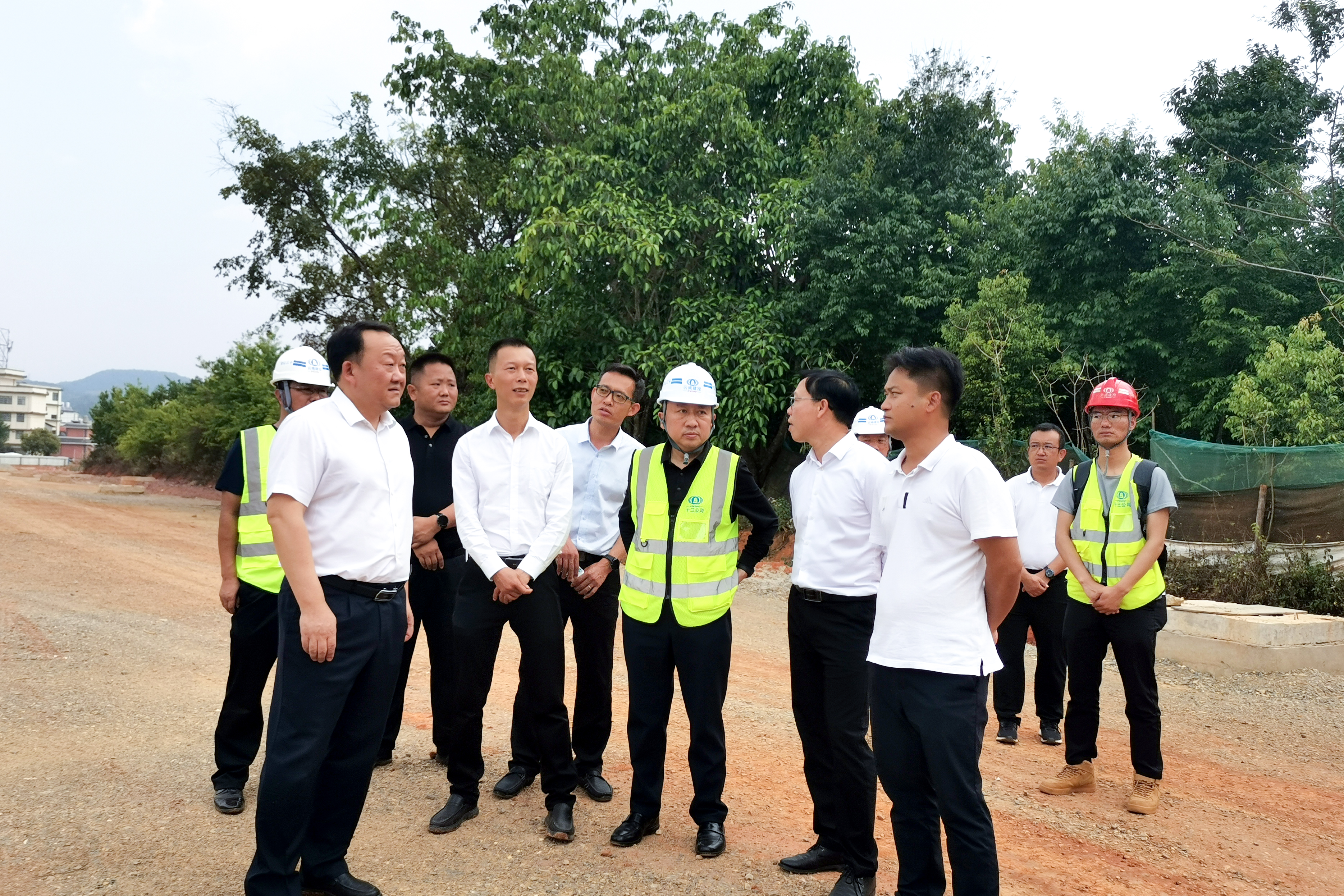 普洱市委常委、思茅区委书记胡选坤调研景东路建设项目
