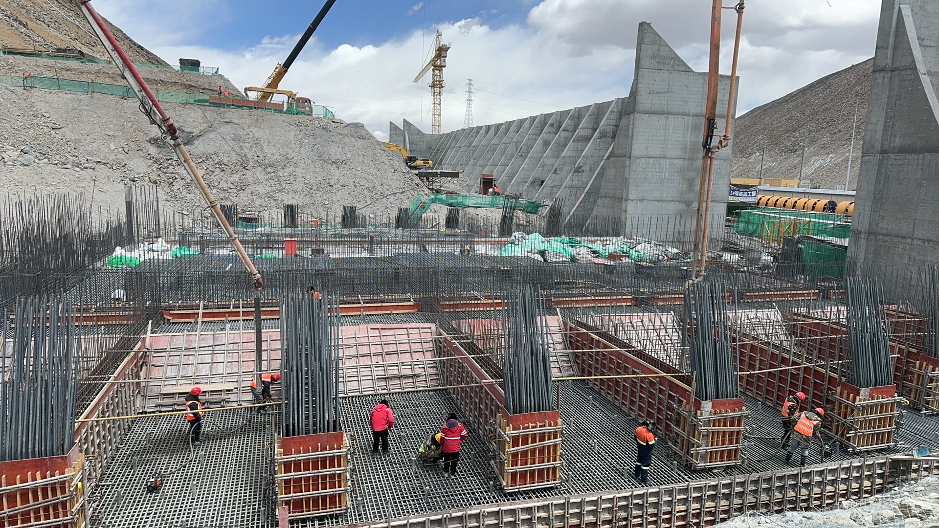 西藏巨龙世界杯官网中文版一标段顺利完成3#破碎站2300方混凝土浇筑工作