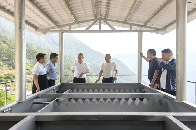 怒江州人大常委会党组成员、副主任张劲松调研福贡县、泸水市农村供水保障项目