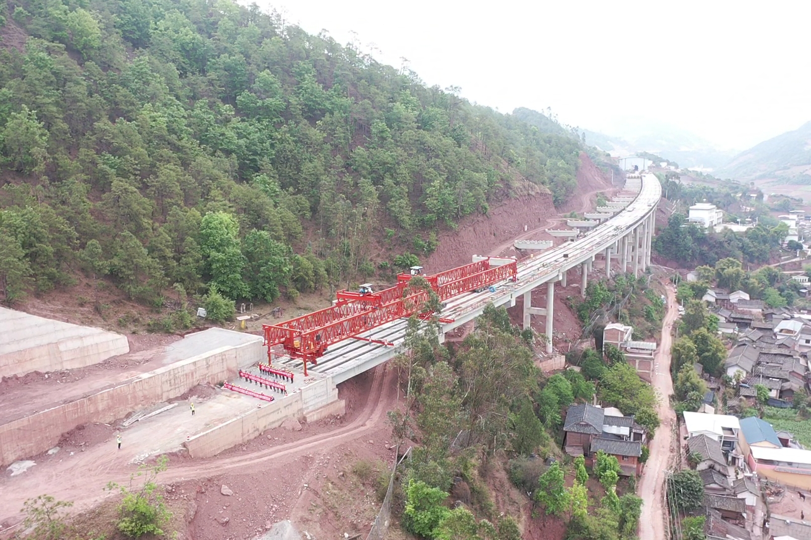 云兰高速下开坪大桥左幅顺利贯通