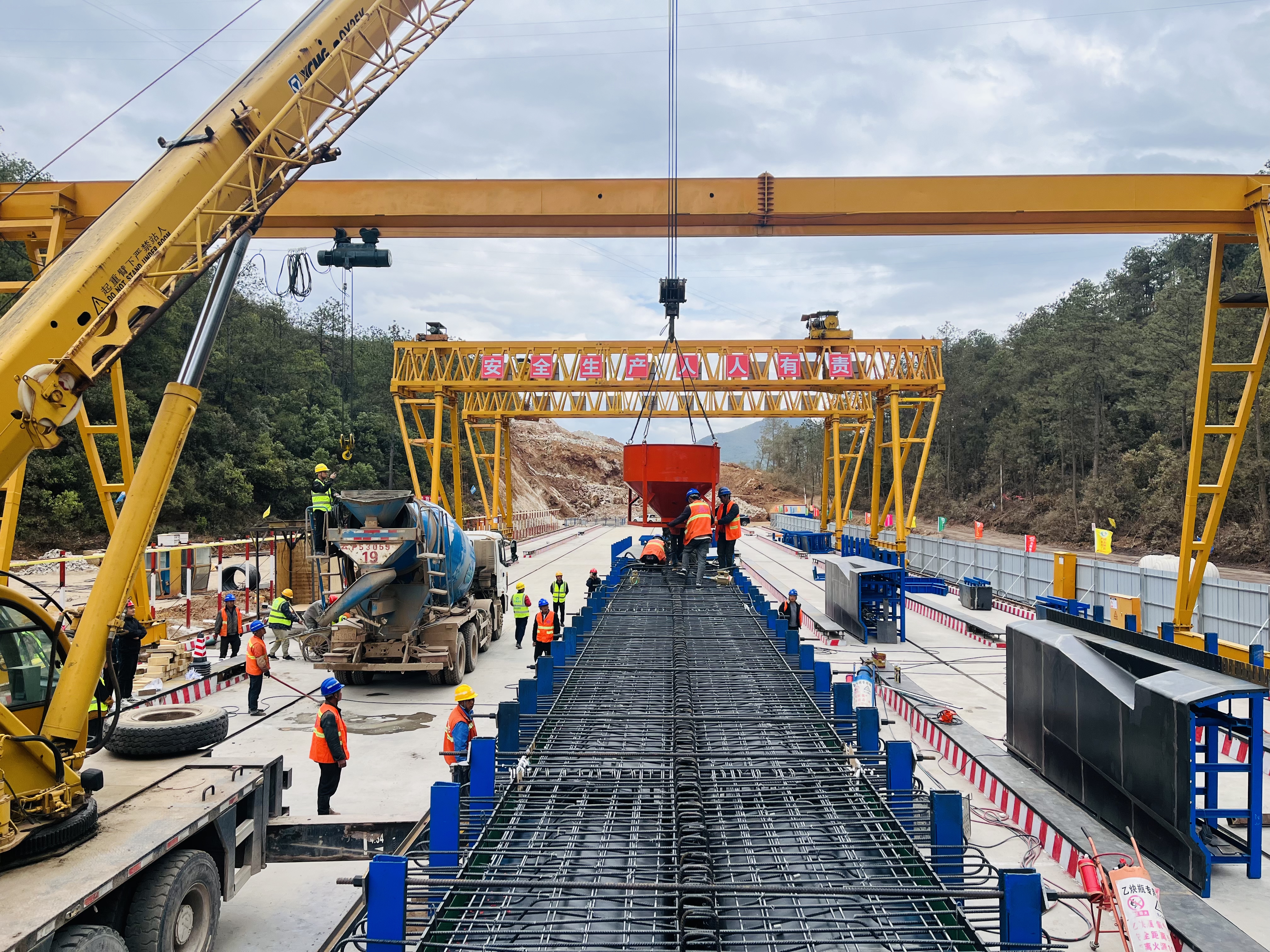 古宁高速三分部首片T梁（试验梁）顺利浇筑完成