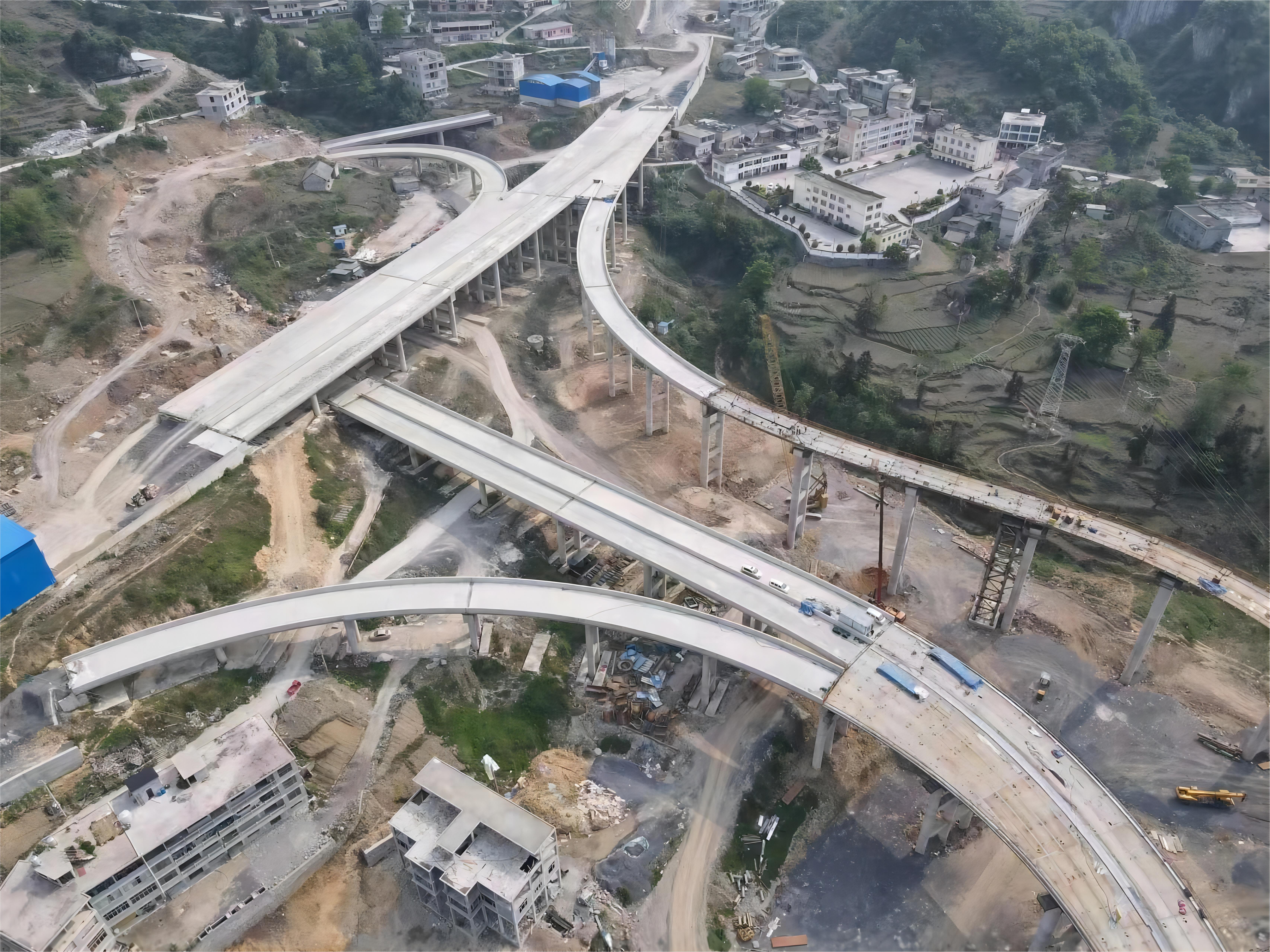 镇果公路项目首座互通钢箱梁全部吊装完成