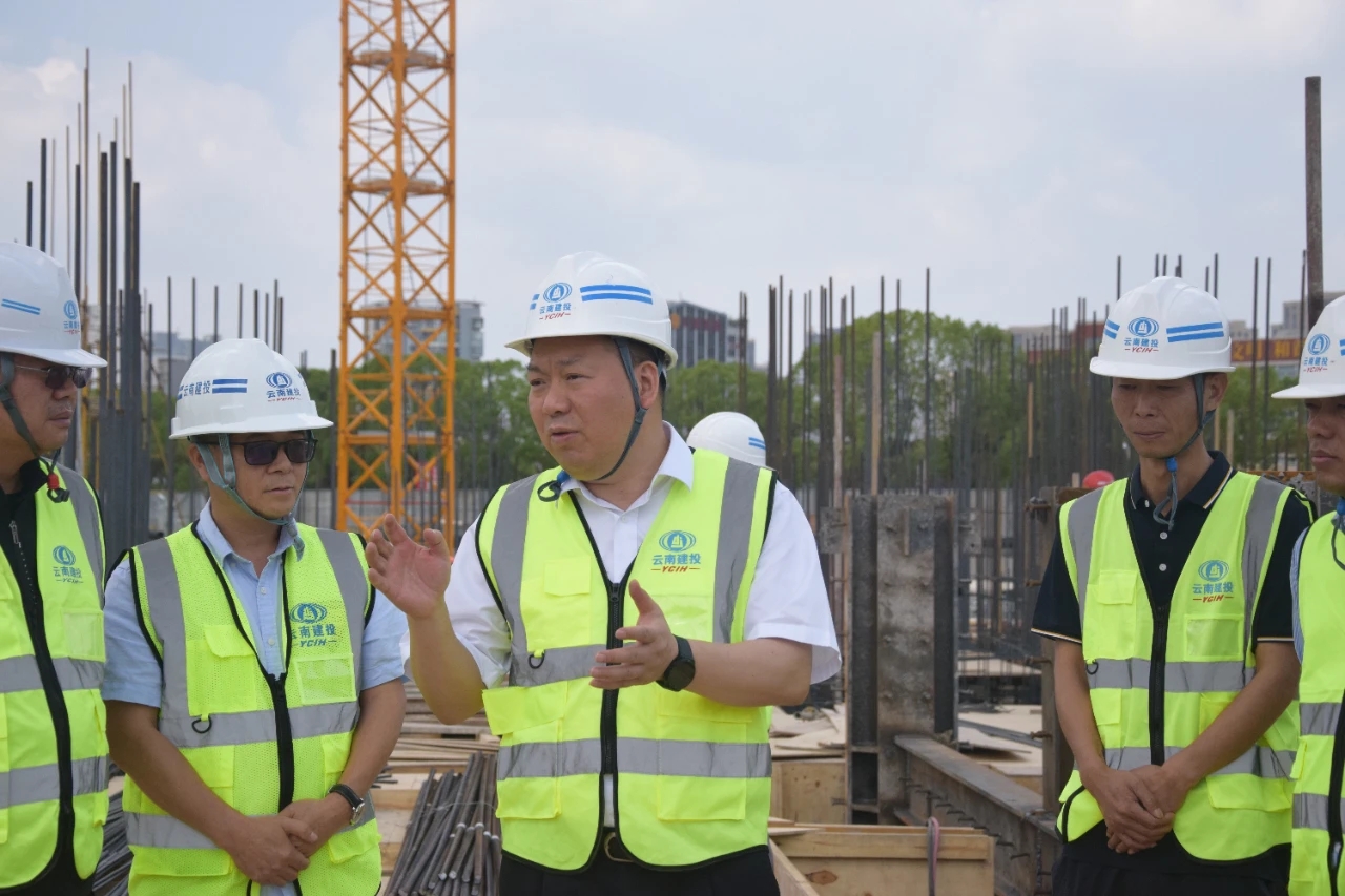 致敬不平凡的你！陈祖军调研省妇幼保健院项目 向全体干部职工致以节日的问候