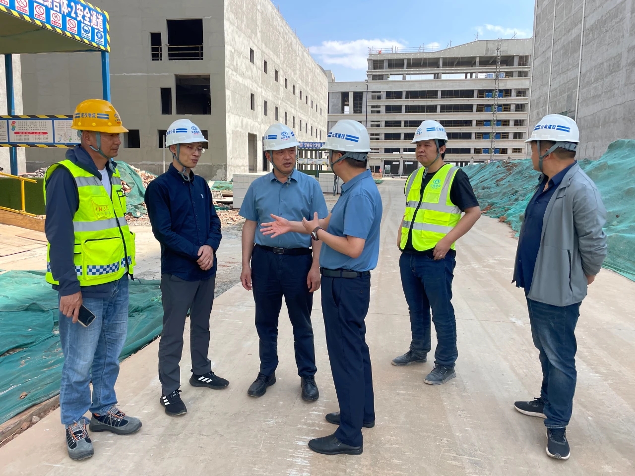 王永强调研昆明片区重点项目 看望慰问一线干部职工