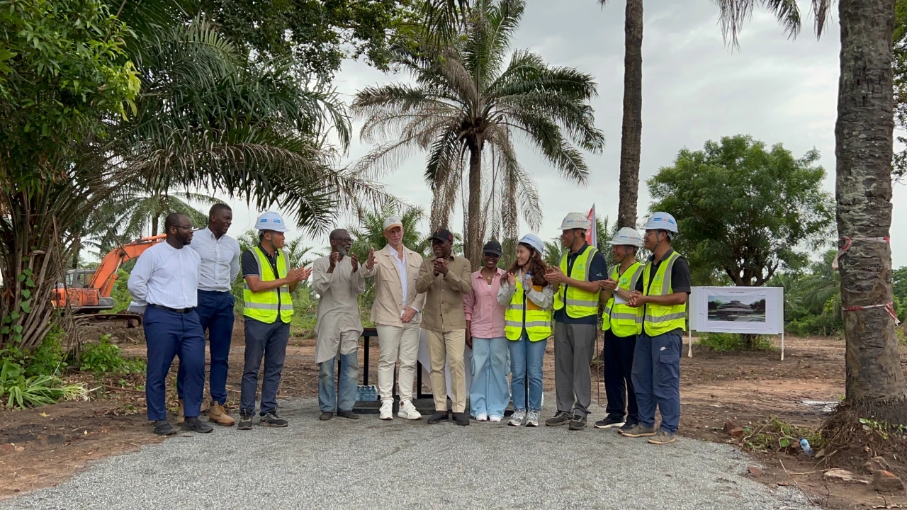 贝宁总统塔隆调研维达家庭旅馆项目