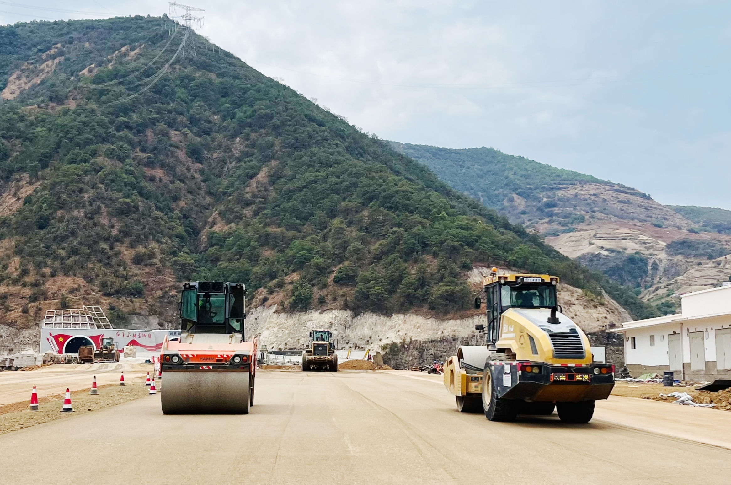 宾鹤高速公路主线级配碎石底基层顺利铺筑完成