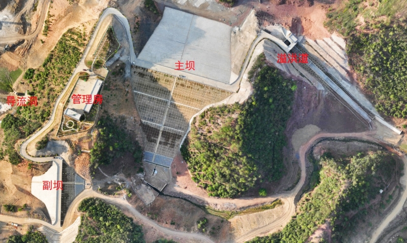 万花溪水库主坝、副坝、溢洪道通过单位工程验收