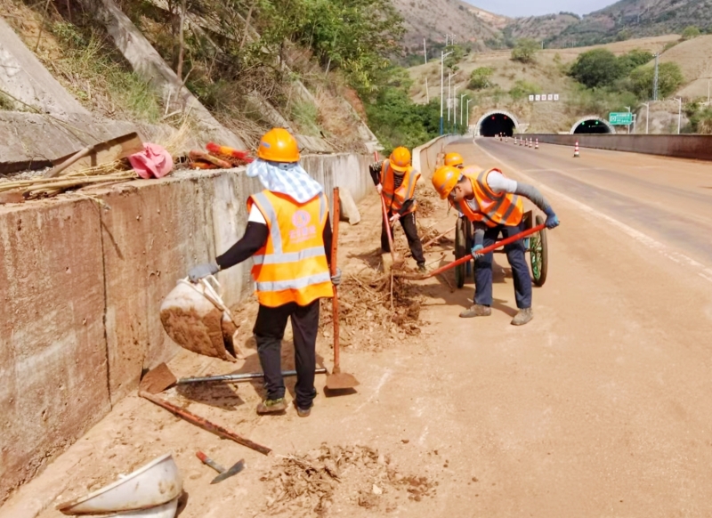 路面世界杯足球比分预测养护管理中心迅速配合处置元蔓高速红河段汛期灾情