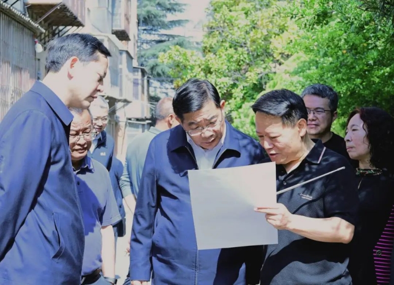 昭通市委副书记、市长杨承新调研昭通市古城停车场项目和北正街、陡街改造项目