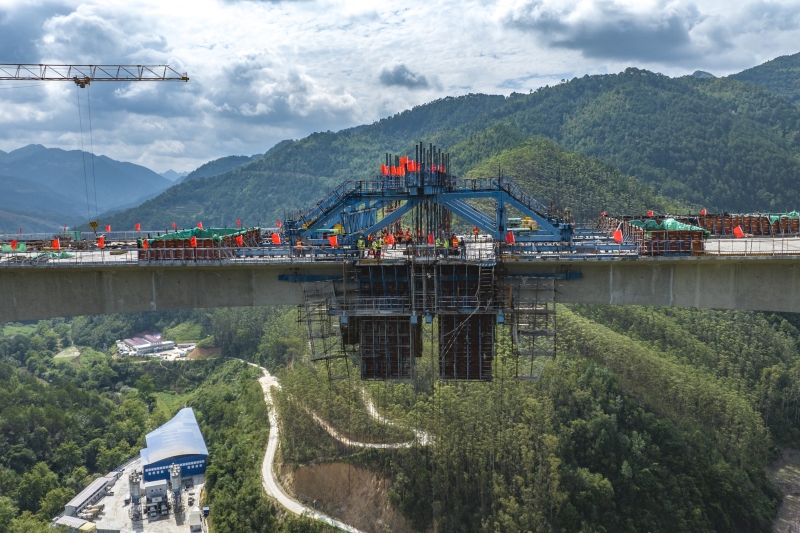 那兴高速那绍特大桥右幅顺利合龙