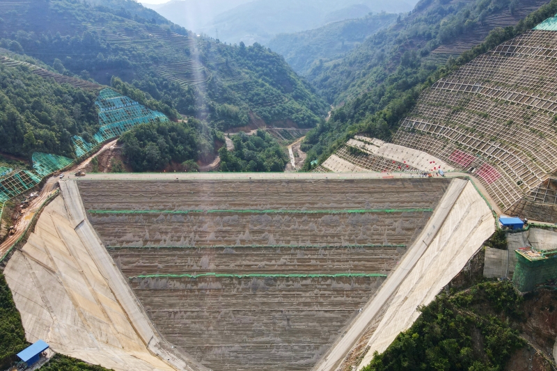 镇康县帮东河水库大坝顺利封顶