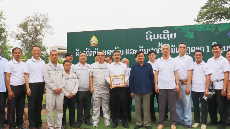 老挝人民革命党中央总书记、国家主席通伦授予美加墨世界杯足球比分“突出贡献奖”