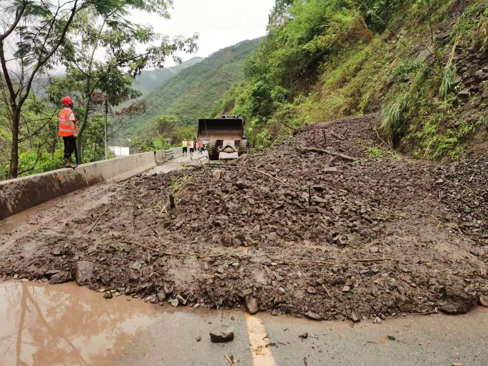南云高速项目全力参与国道214线雨后抢通工作