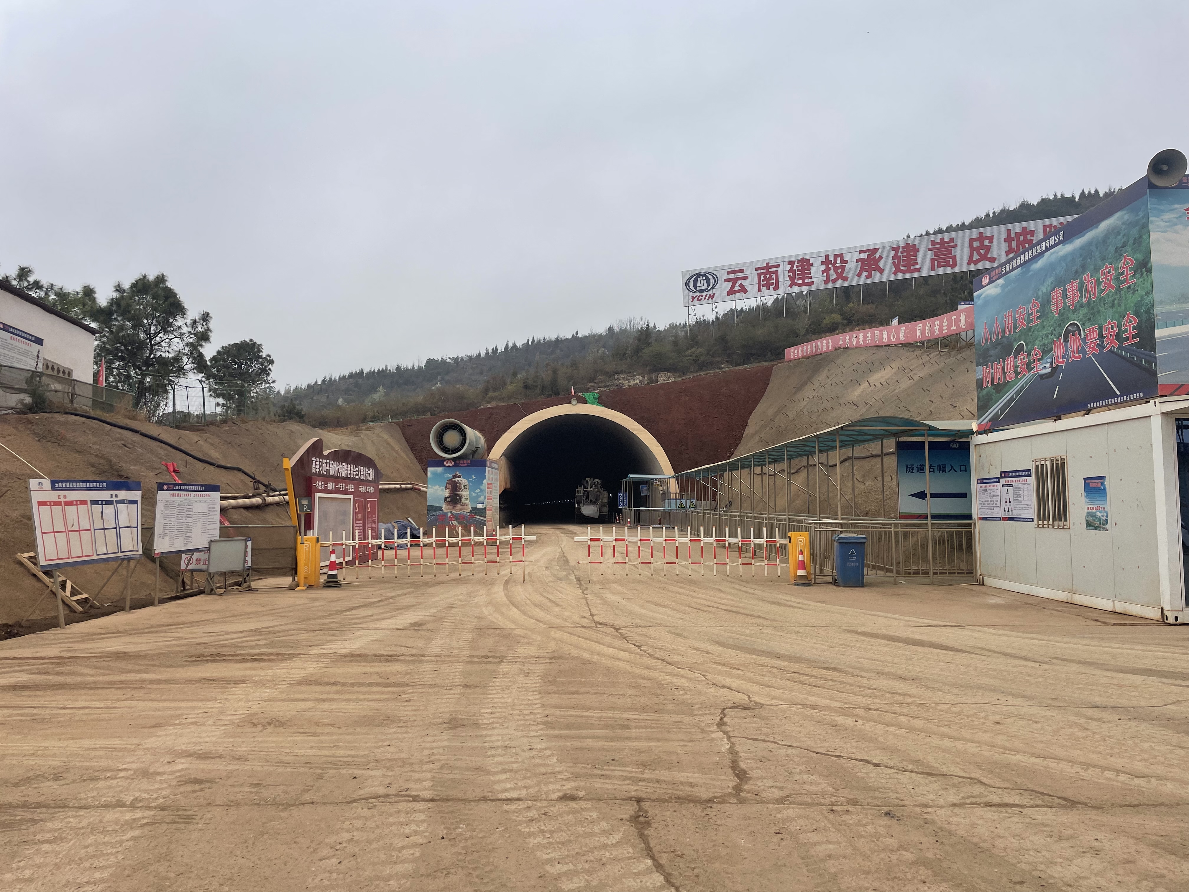 宣富高速嵩皮坡隧道右幅掘进过半