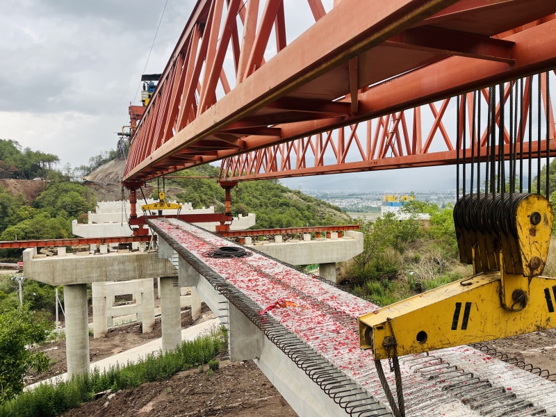 古宁高速兴文村大桥首片T梁顺利架设成功
