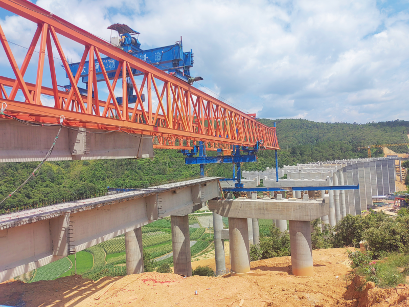 峨石红高速公路（玉溪段）柏龙箐大桥首片预制T梁架设完成