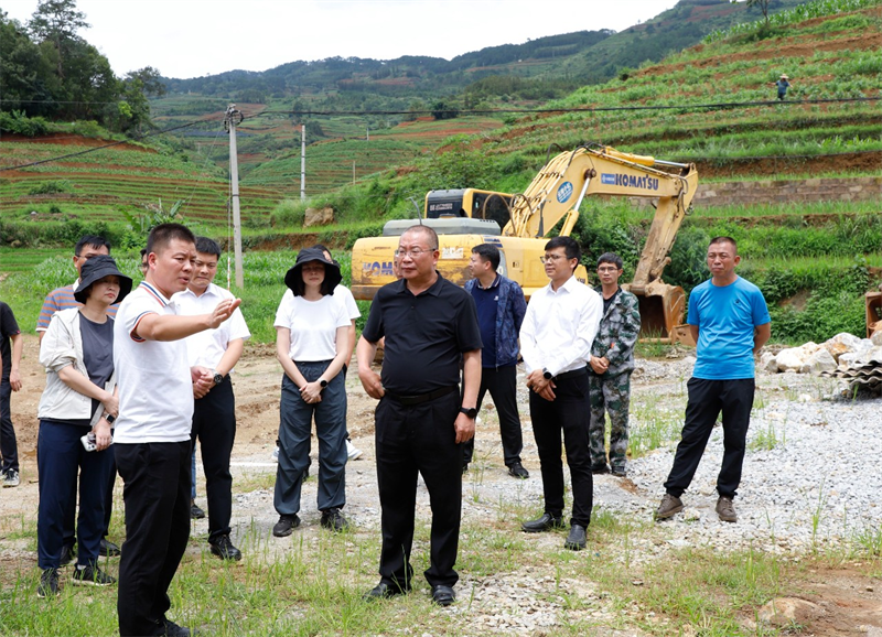文山州副州长刀锦祥调研丘北县农村供水保障项目