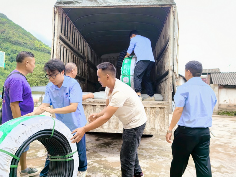 中航公司为墨江县偏远山村捐献供水施工物资