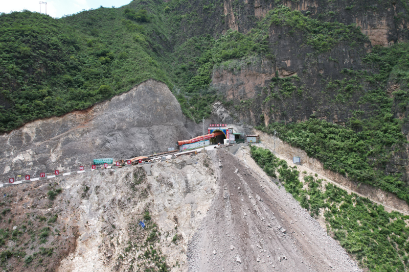 鲁巧高速共和村隧道进口端左洞掘进突破千米大关