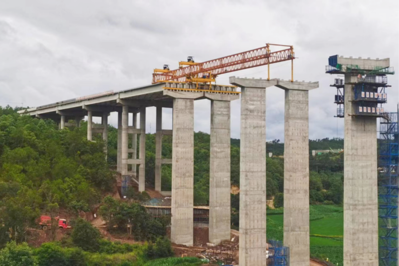 楚雄市东南绕城高速项目薄壁空心墩施工连续突破节点目标